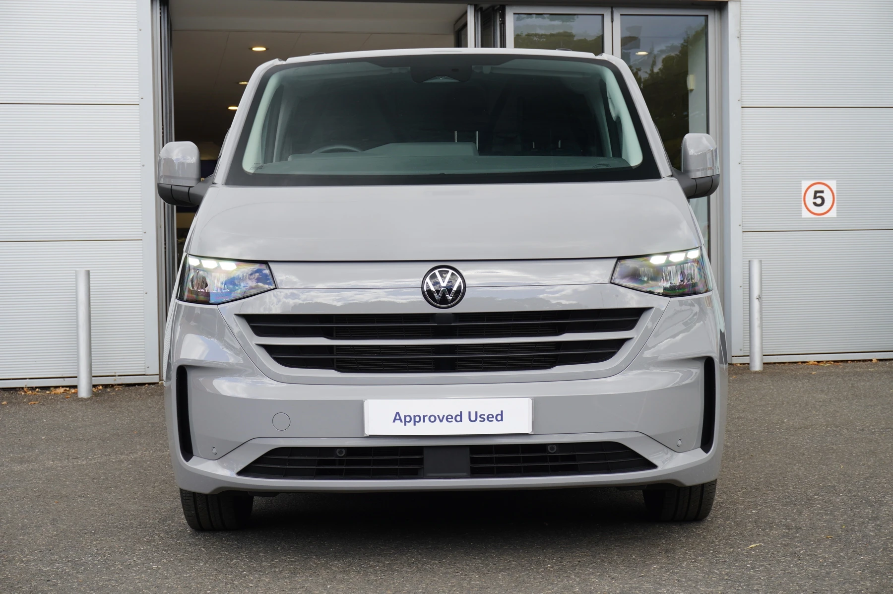 Volkswagen-Transporter-image-6