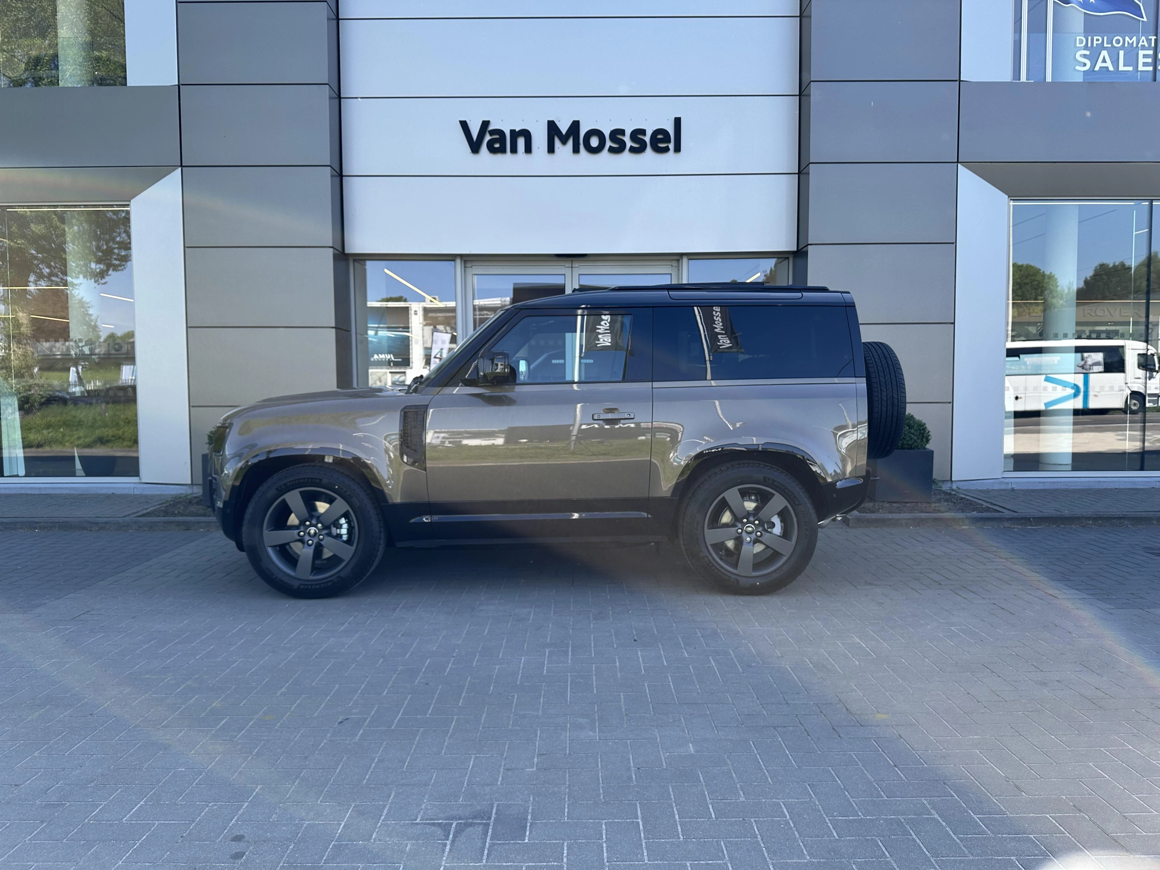 Land Rover-Defender-image-3