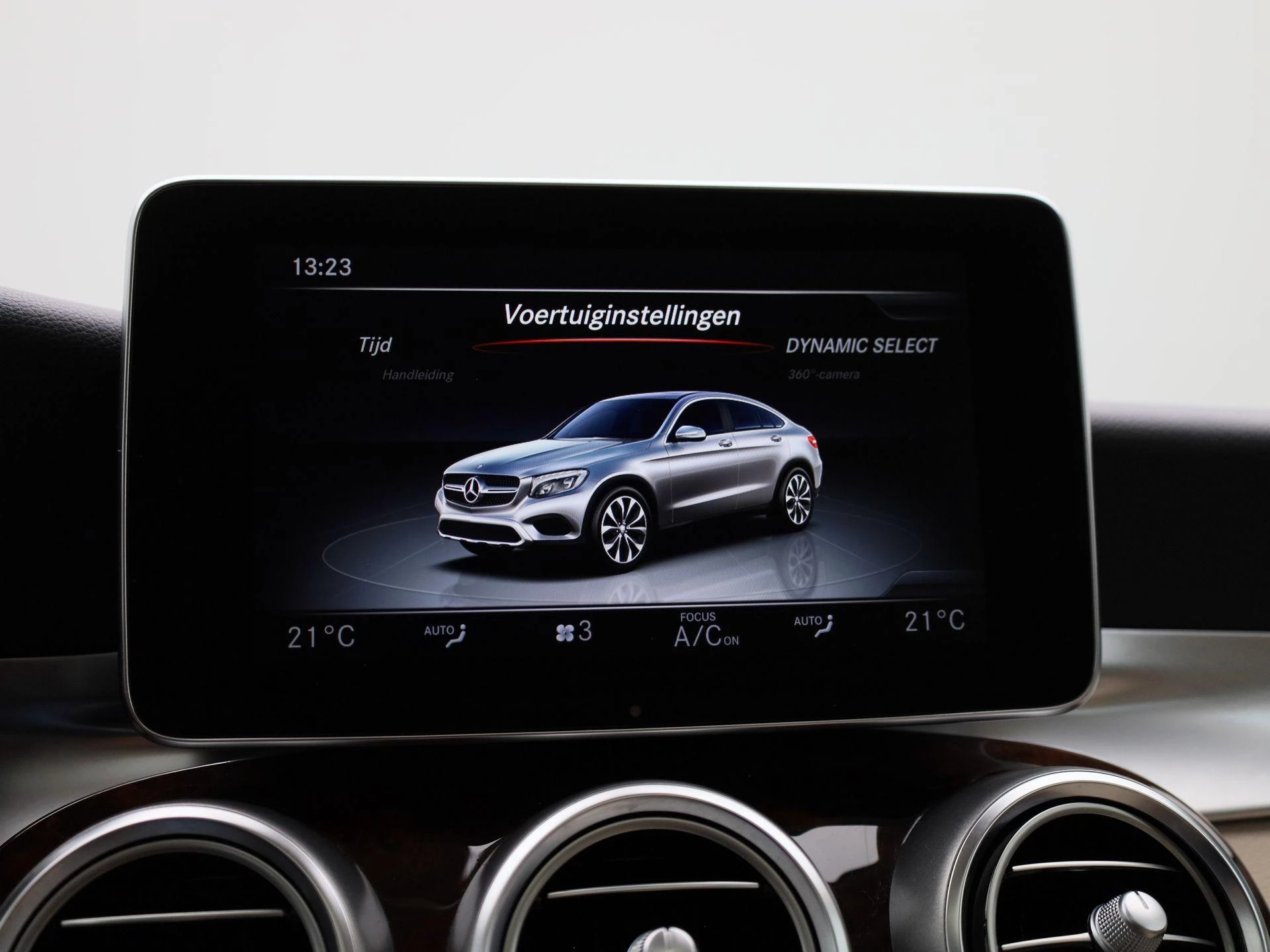 Mercedes-Benz-GLC-image-30