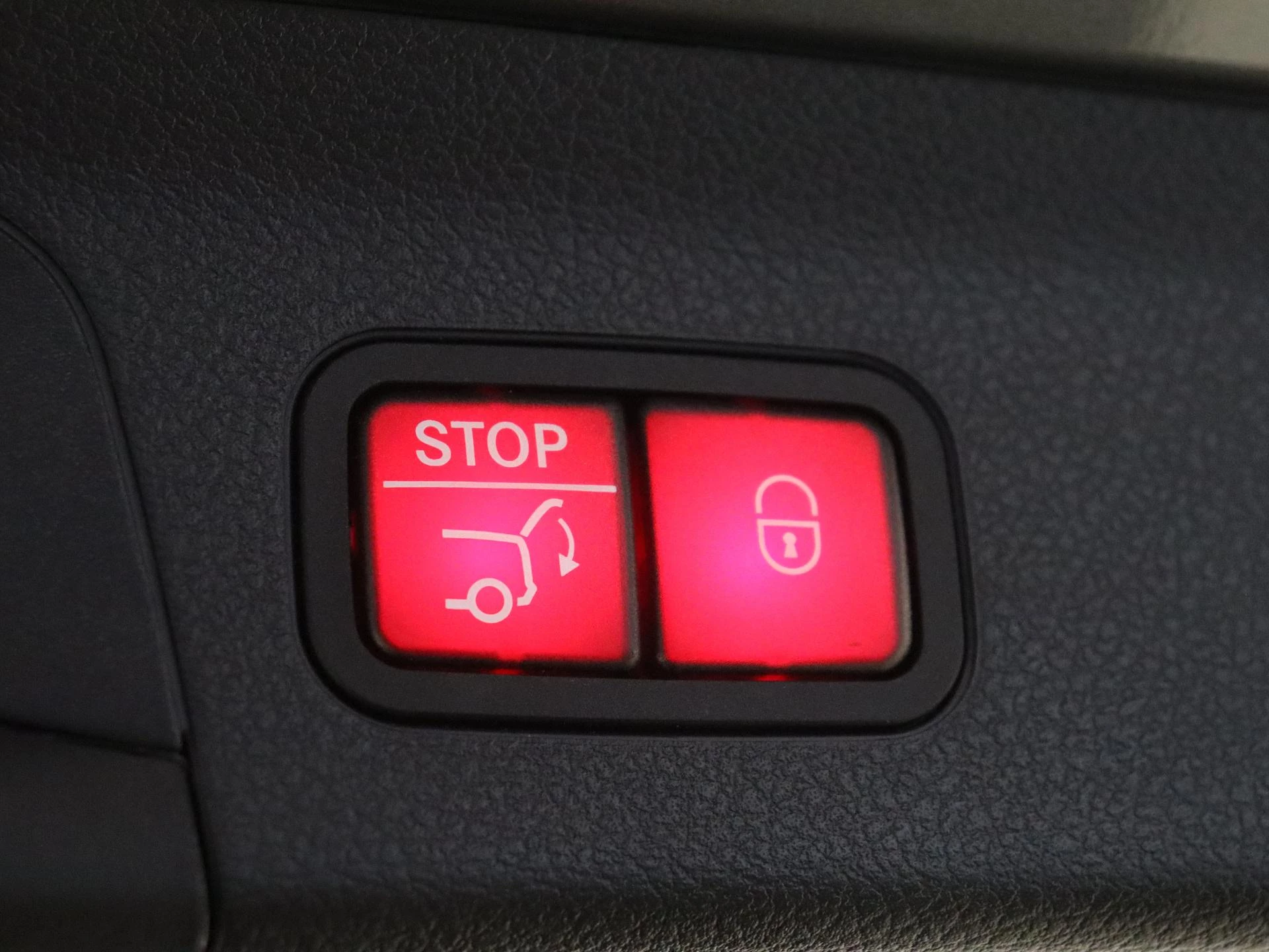 Mercedes-Benz-GLS-image-38