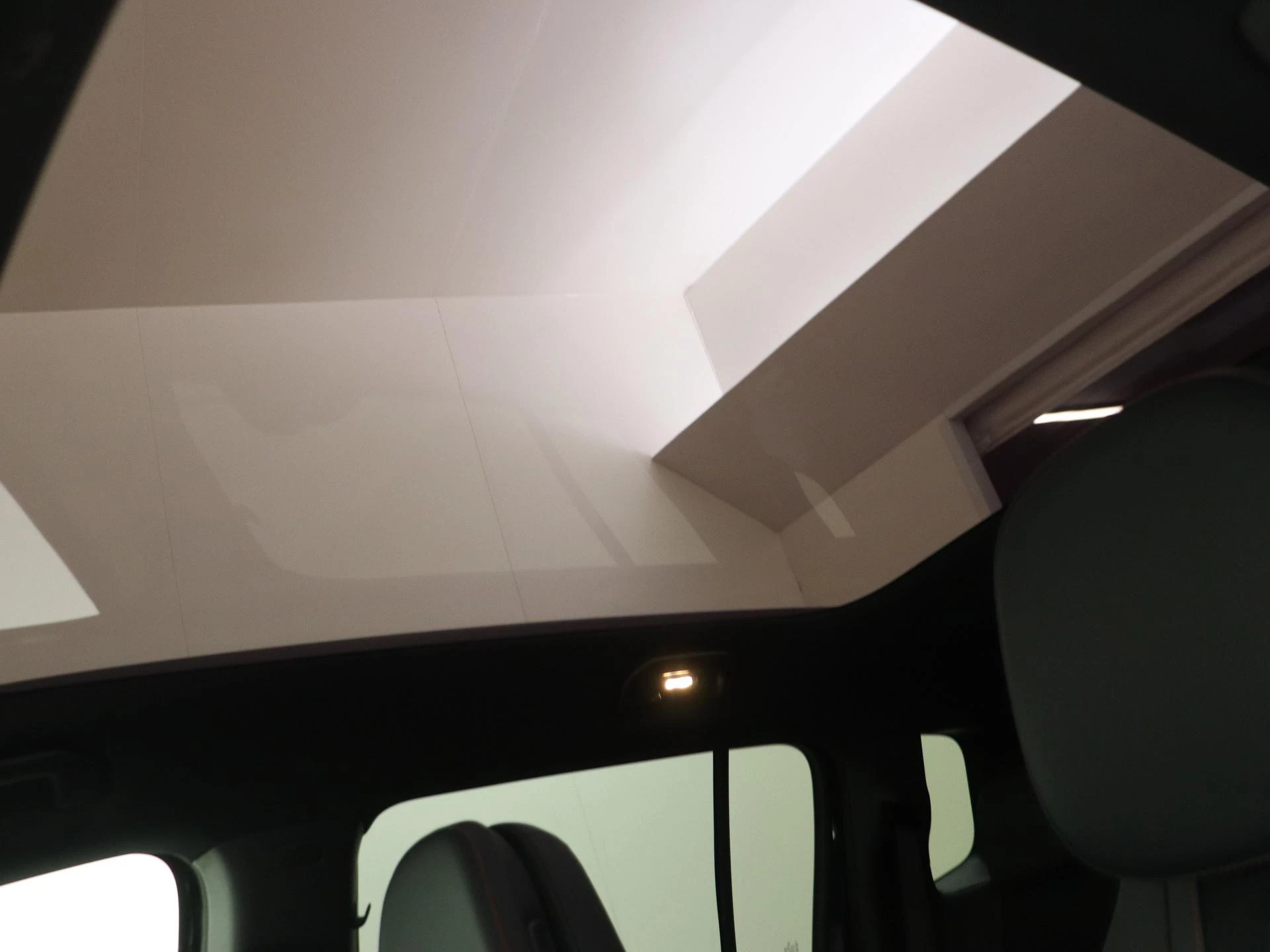 Mercedes-Benz-GLB-image-27
