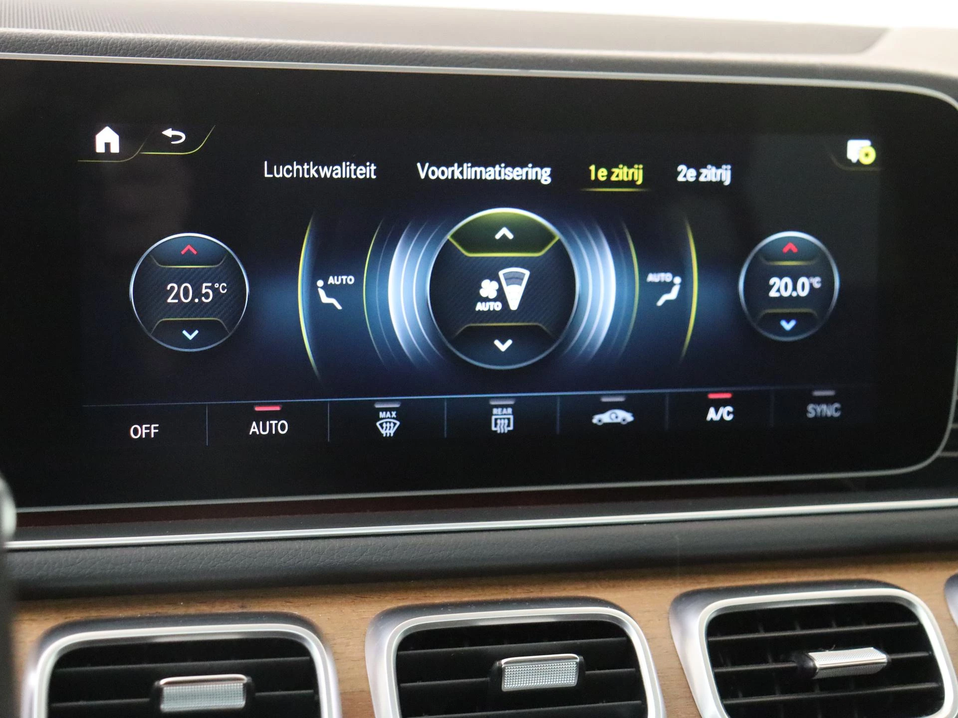 Mercedes-Benz-GLE-image-18