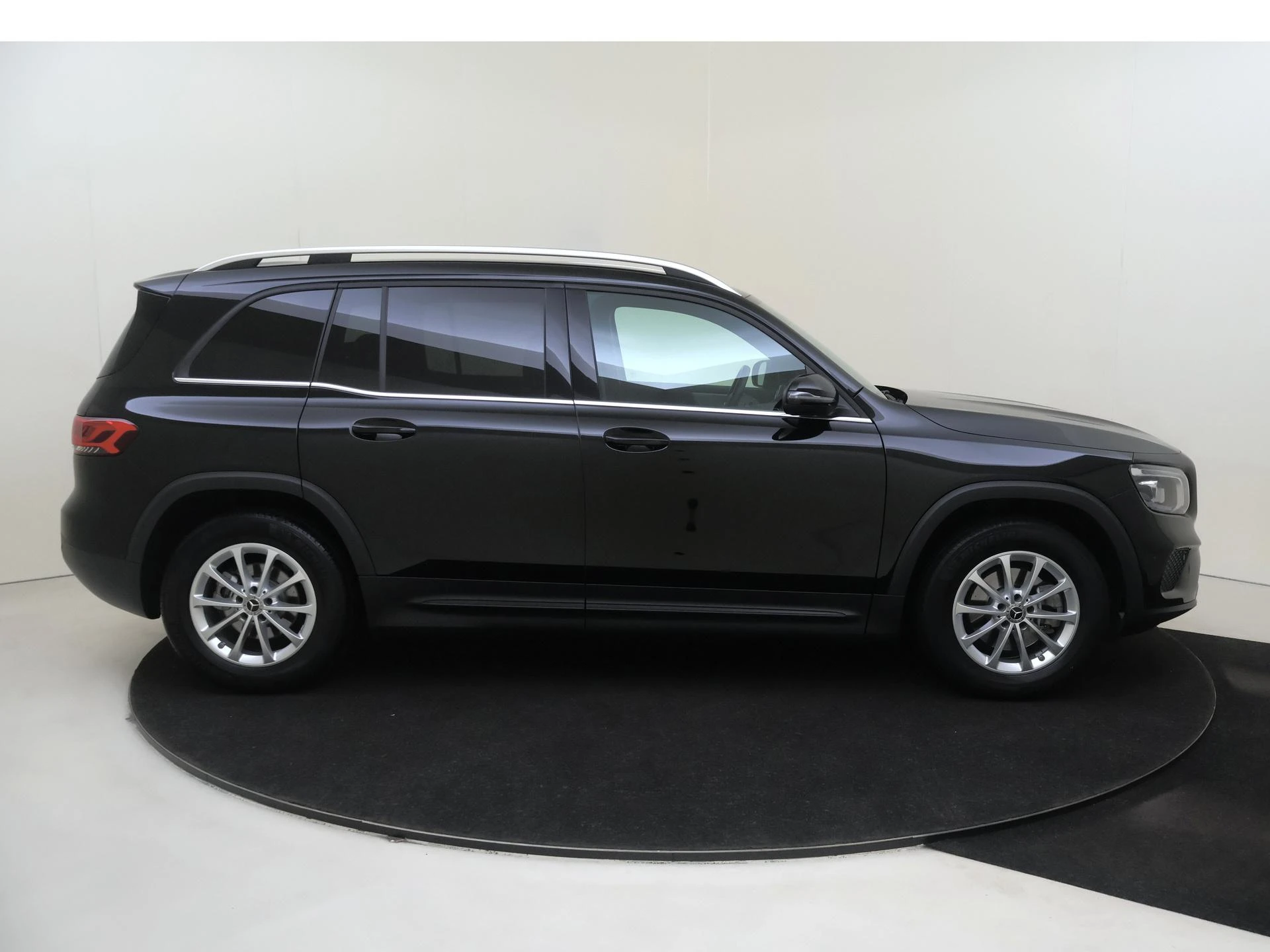 Mercedes-Benz-GLB-image-8