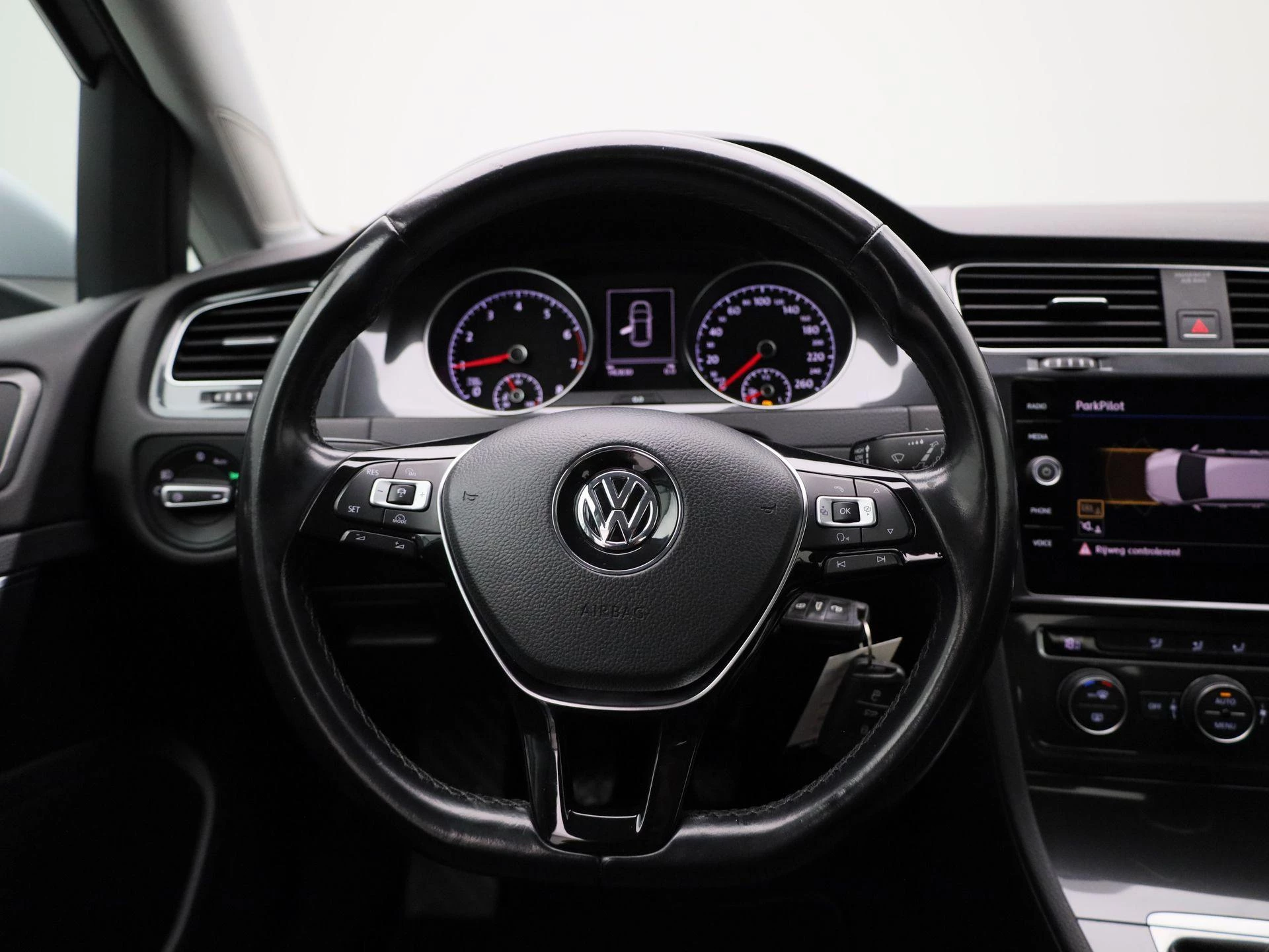 Volkswagen-Golf-image-6
