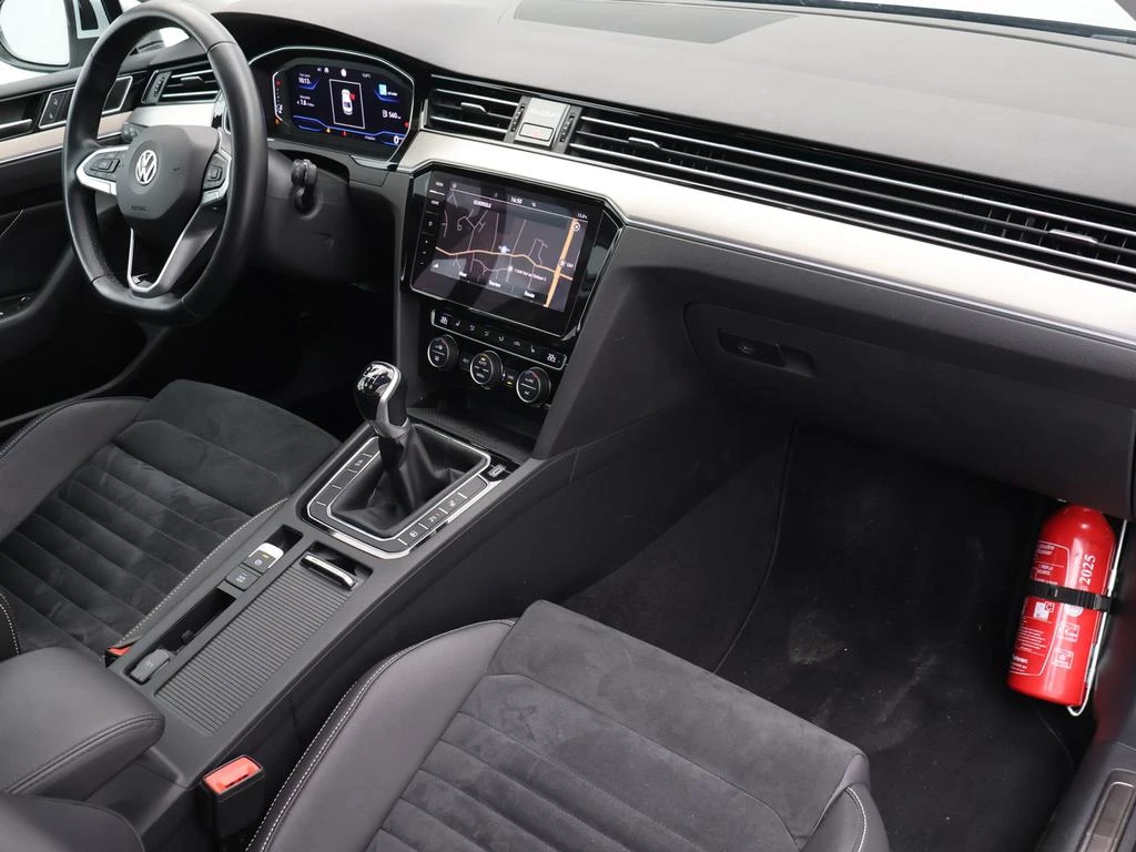 Volkswagen Passat Passat Elegance Business 1.5TSI 150PK* *LEDER*ALCANTARA*CAMERA*VIRTUAL COCKPIT*ACC*PDC*ZETELVERWARMING*...*