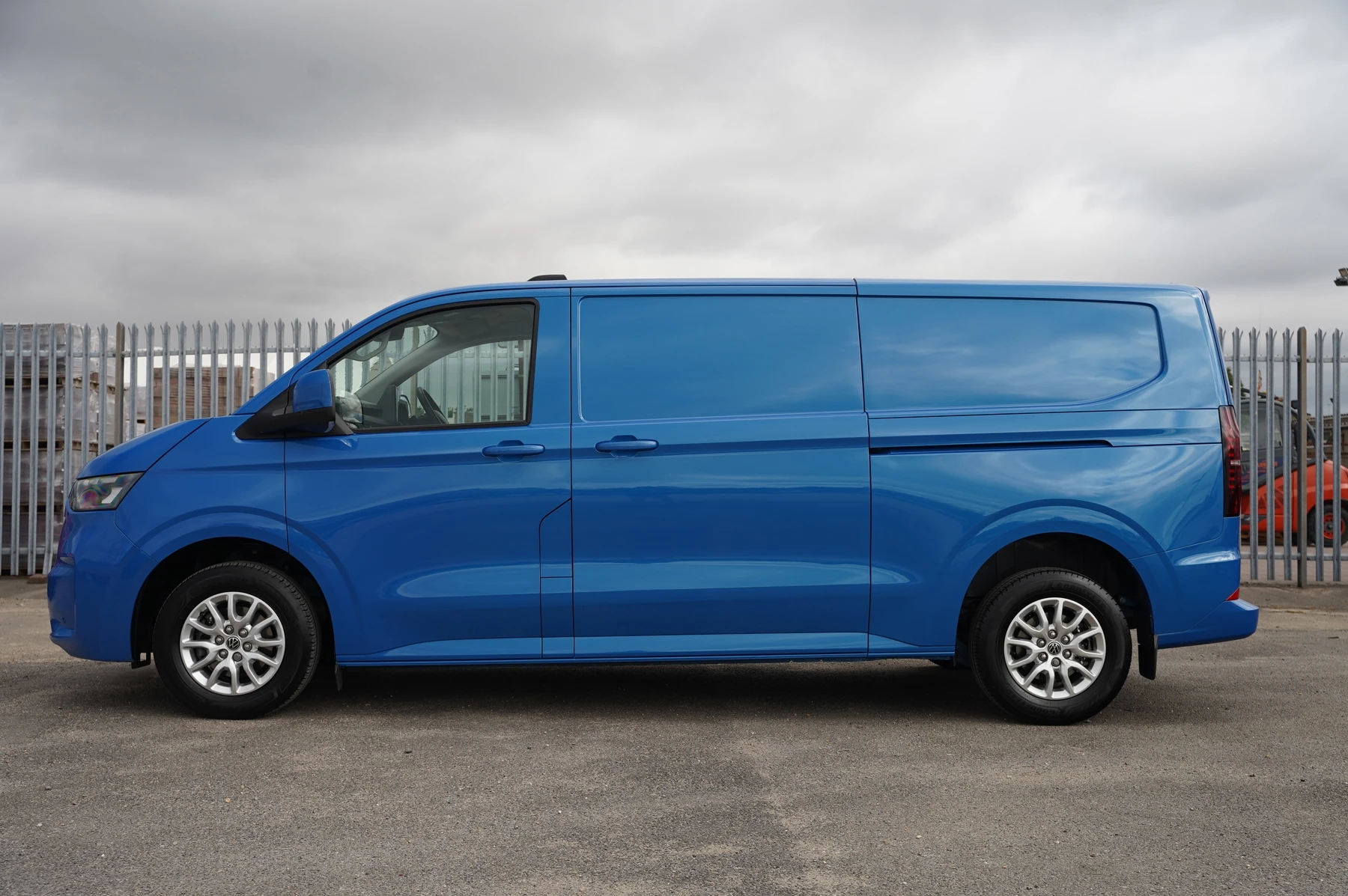 Volkswagen-Transporter-image-13
