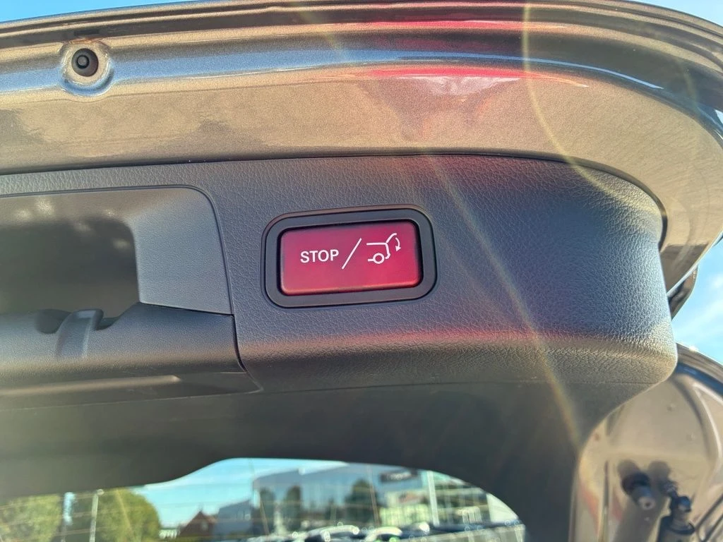 Mercedes-Benz-GLA 200 d-image-18