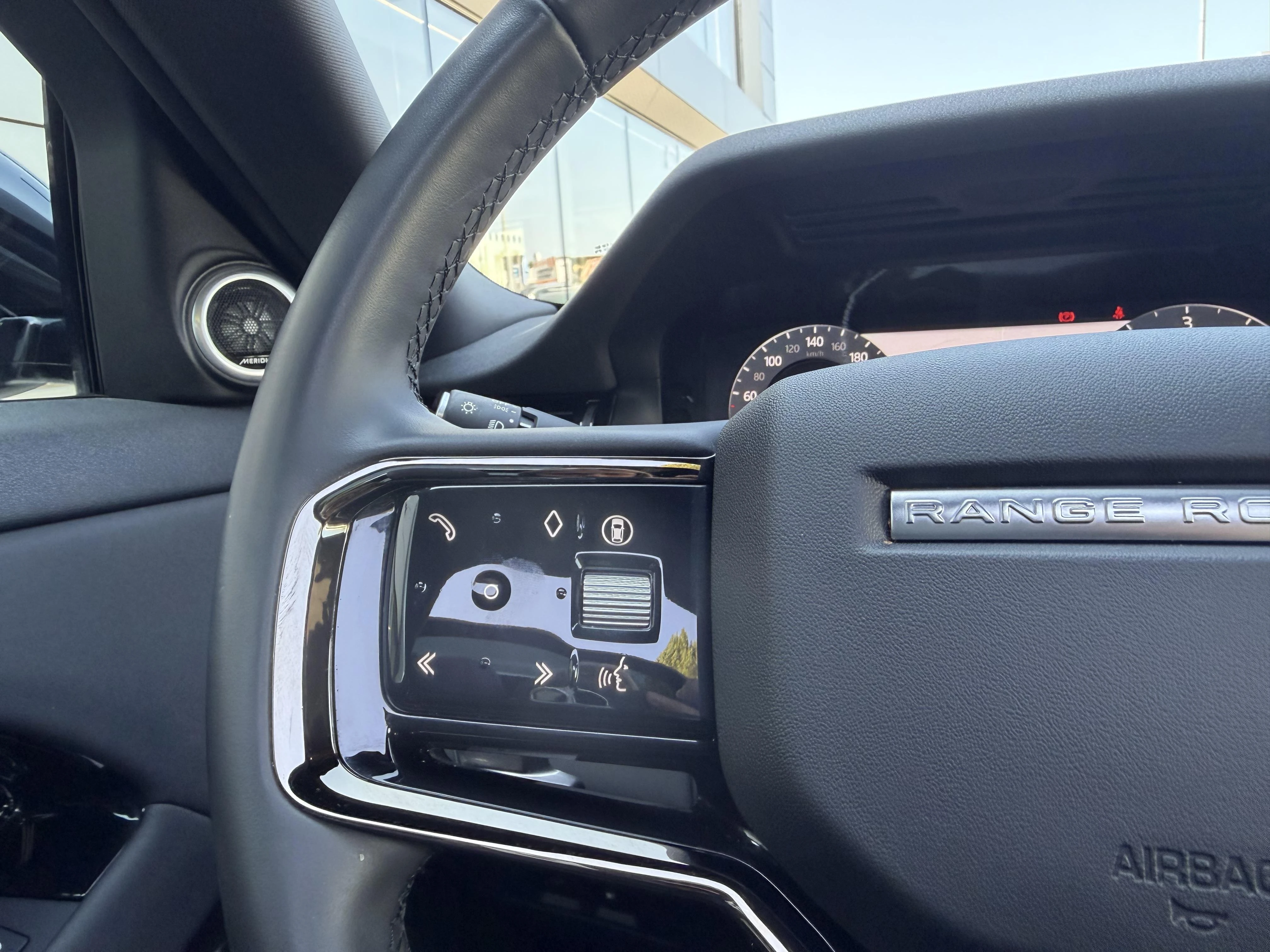 Land Rover-Range Rover Evoque-image-11