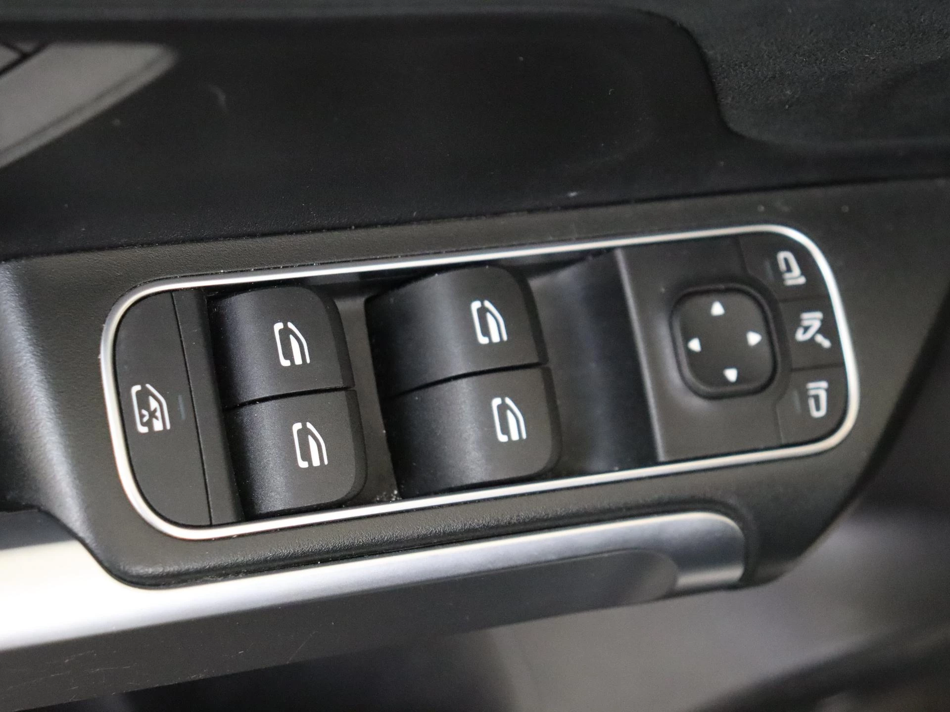 Mercedes-Benz-GLB-image-32