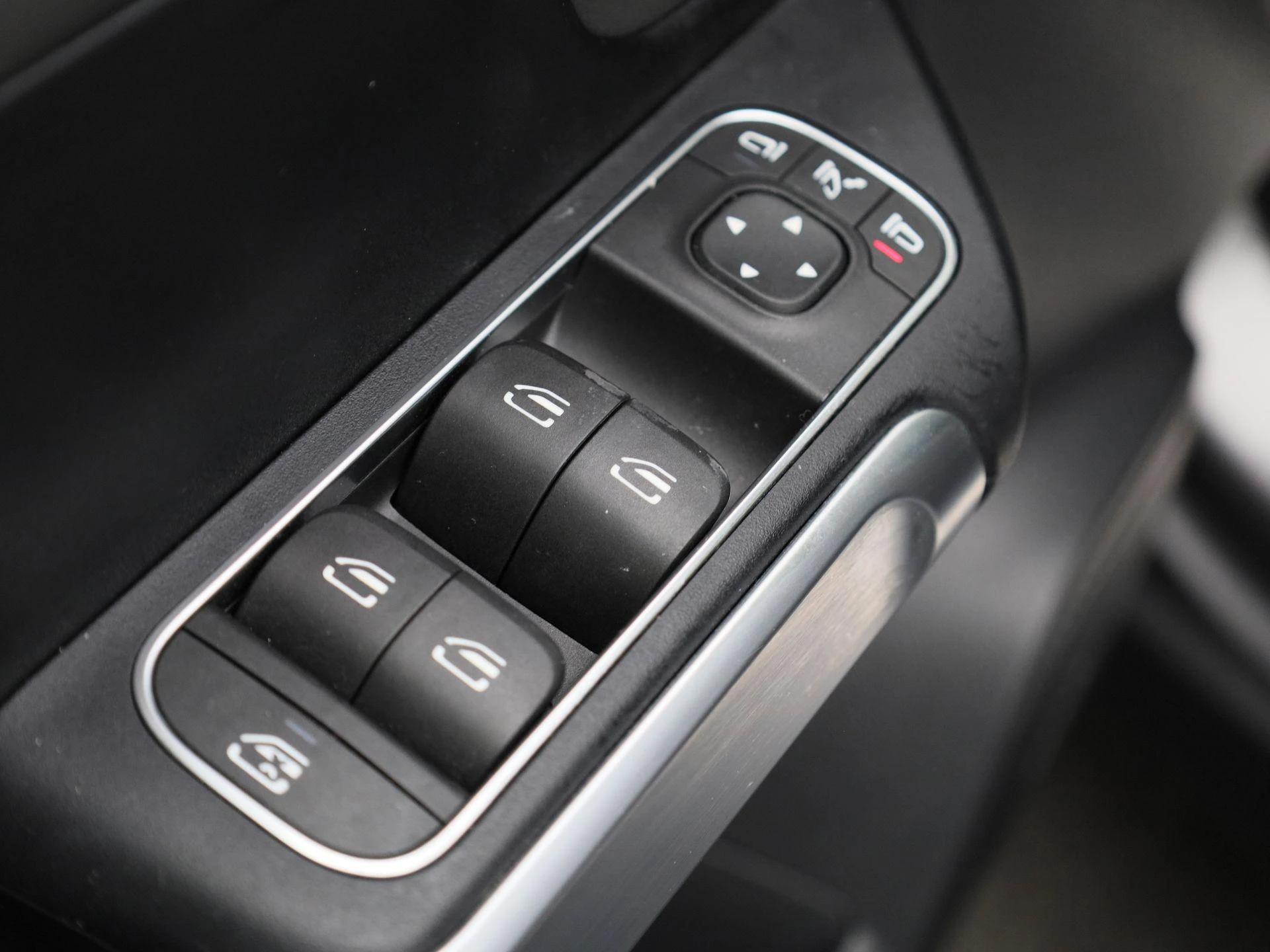 Mercedes-Benz-EQB-image-35