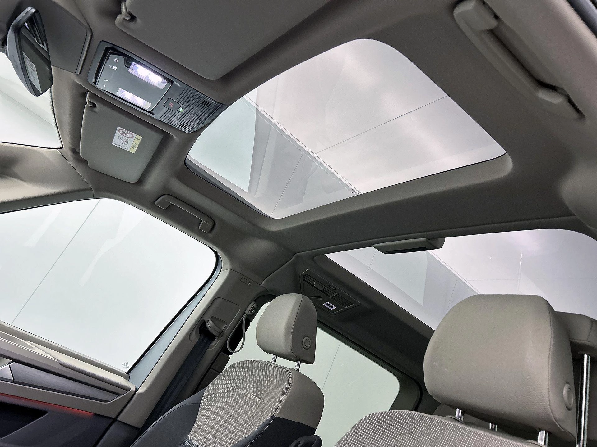 Volkswagen-Multivan-image-23