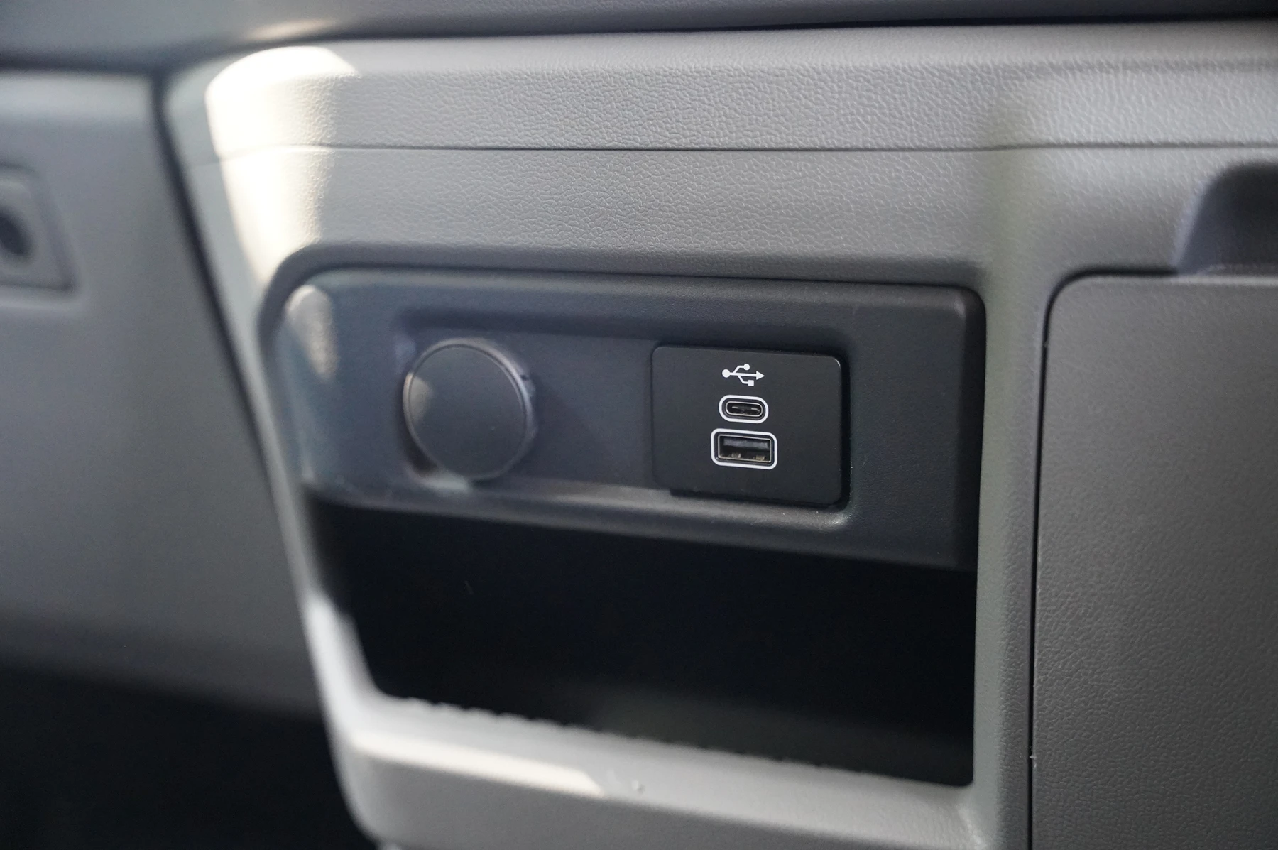 Volkswagen-Transporter-image-22
