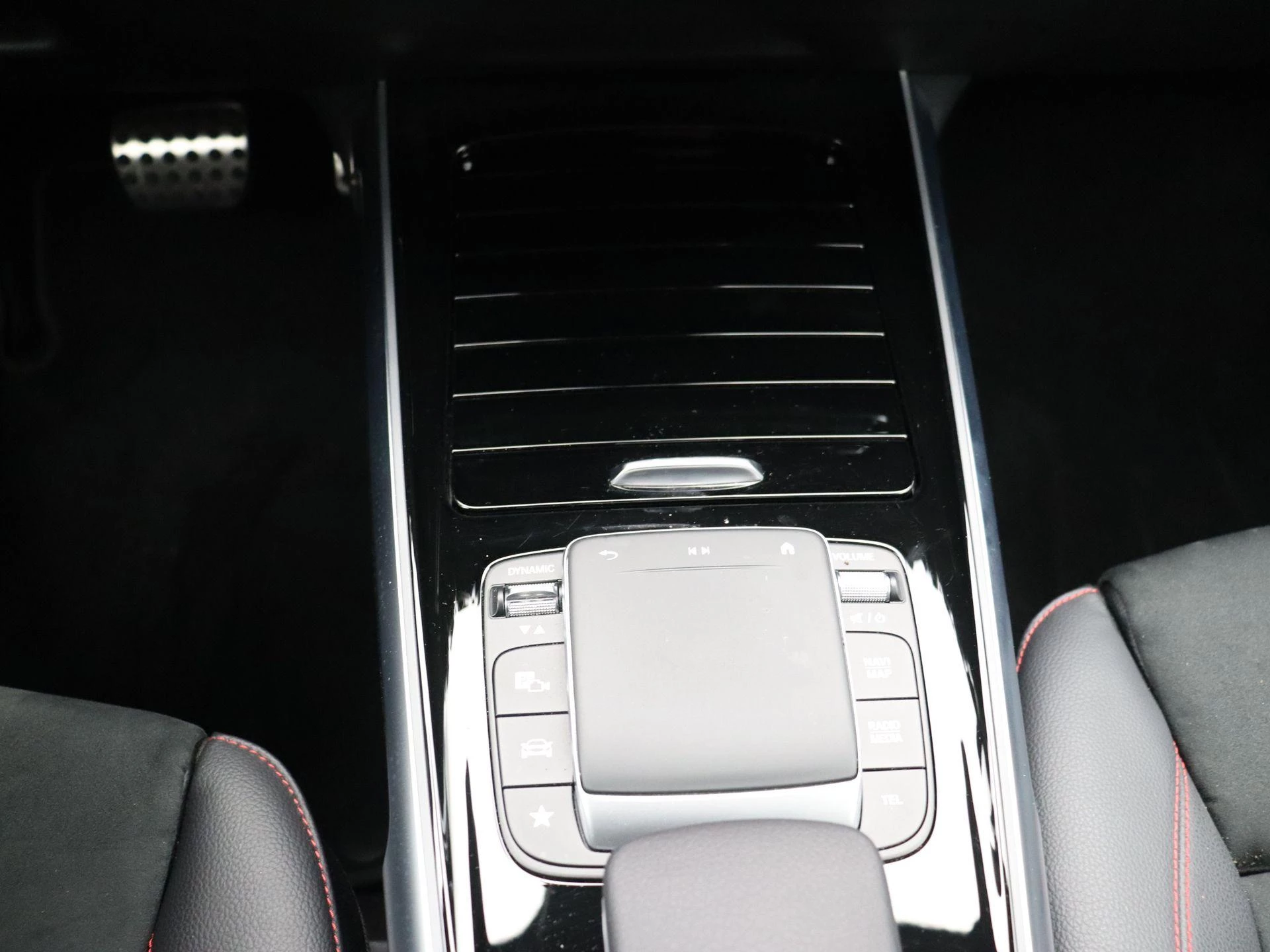 Mercedes-Benz GLB 200 AMG LINE + PANORAMISCH DAK + CARPLAY + CAMERA +