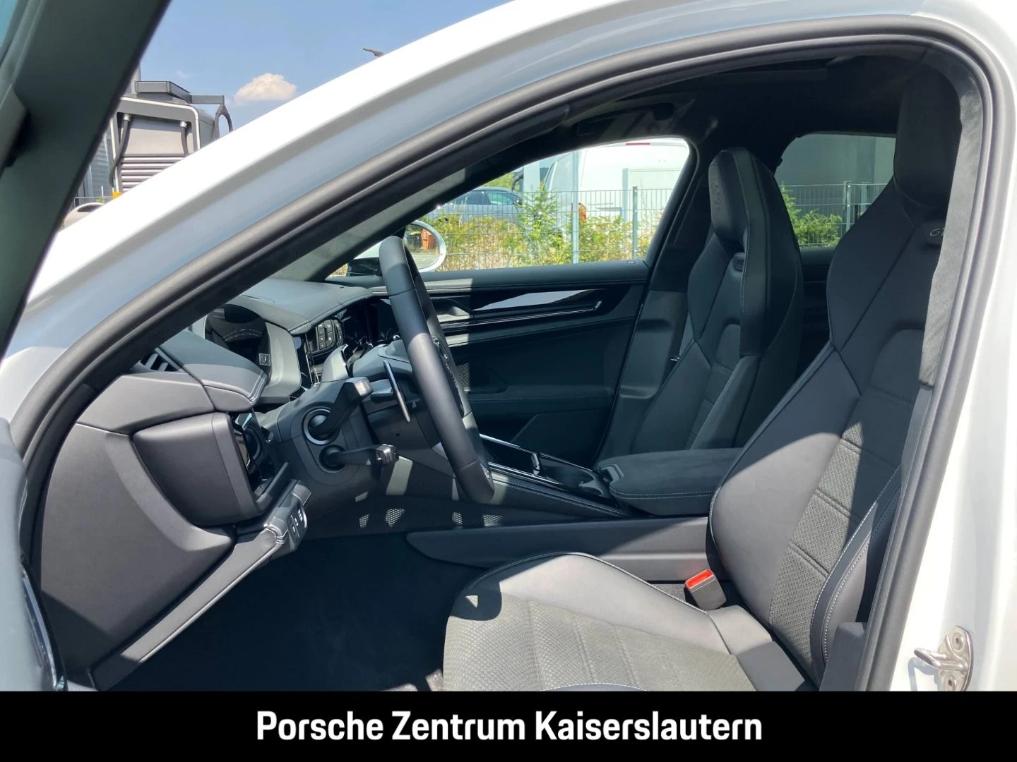 Porsche-Panamera-image-4