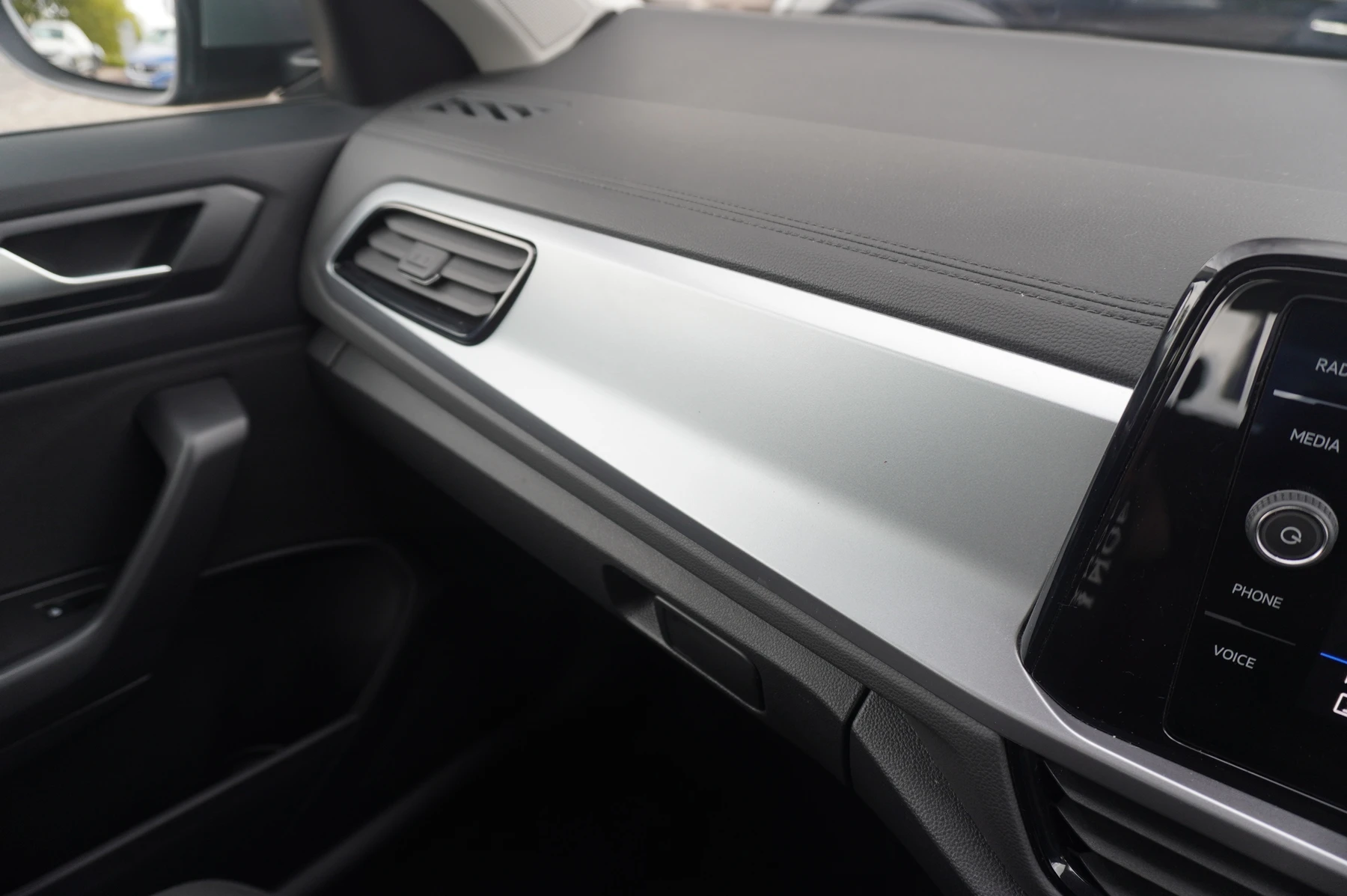 Volkswagen-T-Roc-image-26