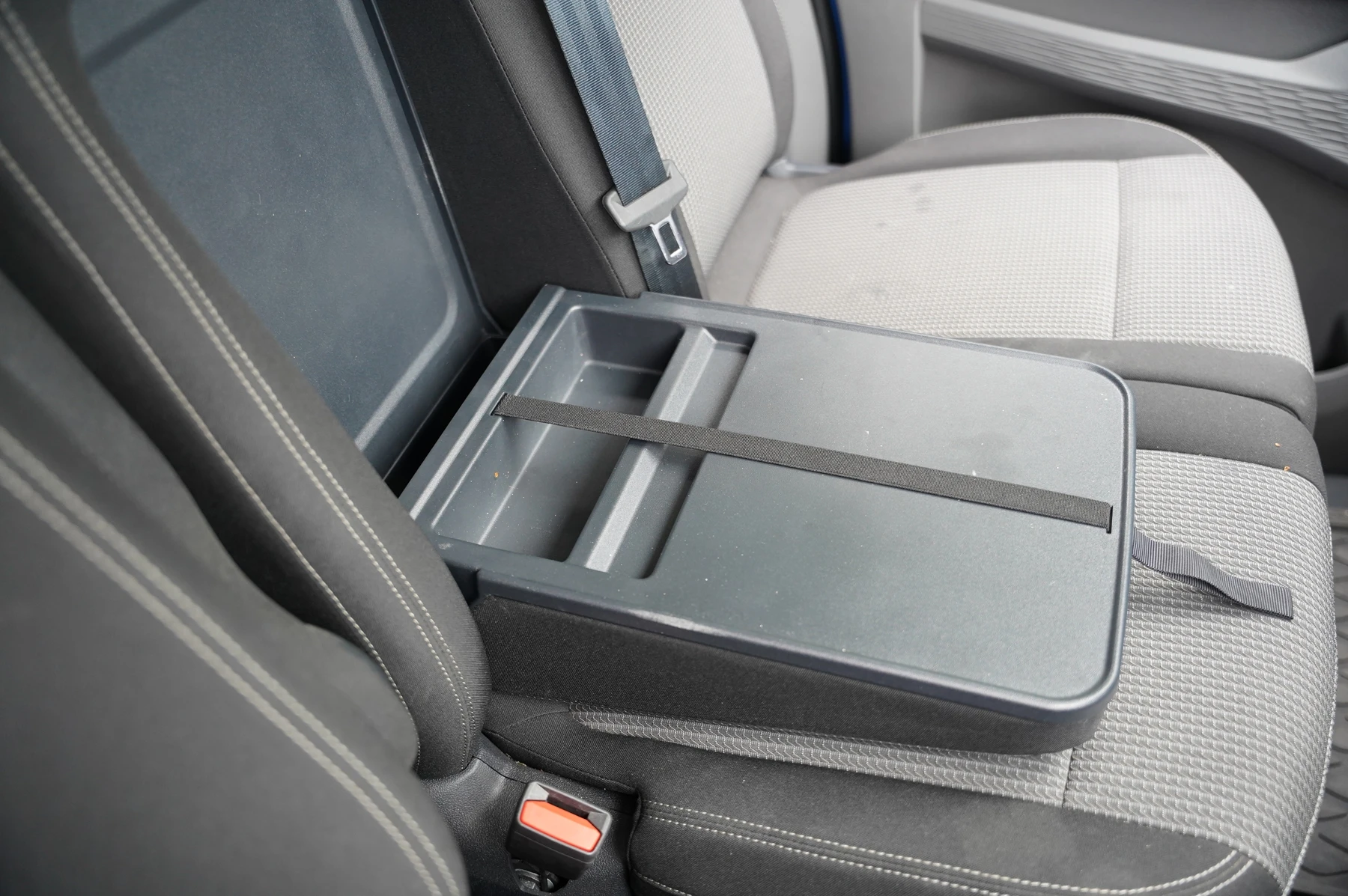 Volkswagen-Transporter-image-9