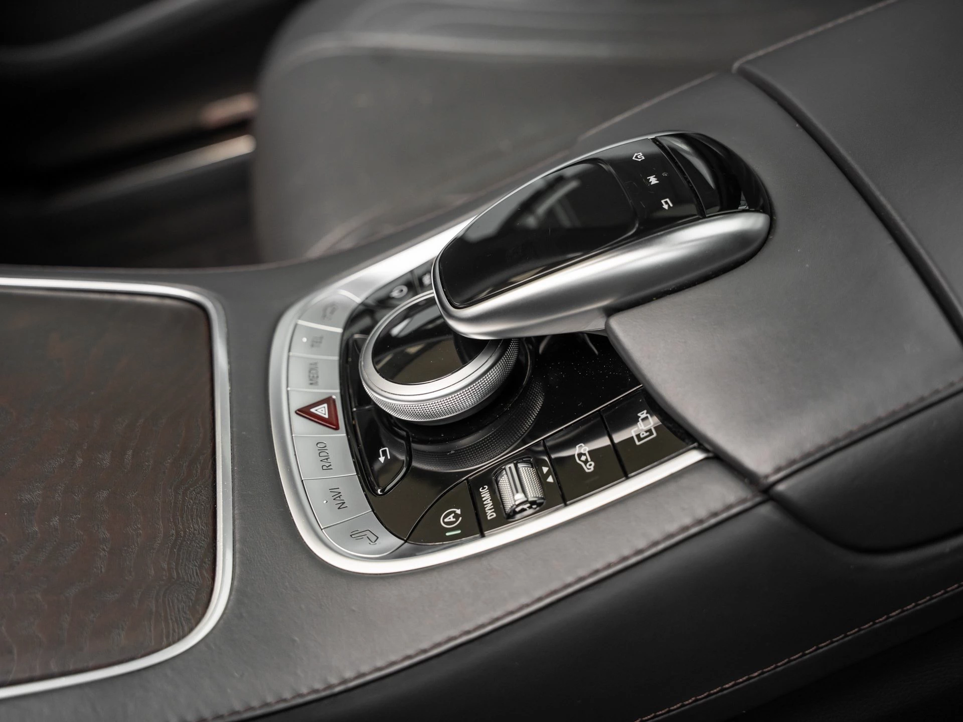 Mercedes-Benz-S-Klasse-image-17