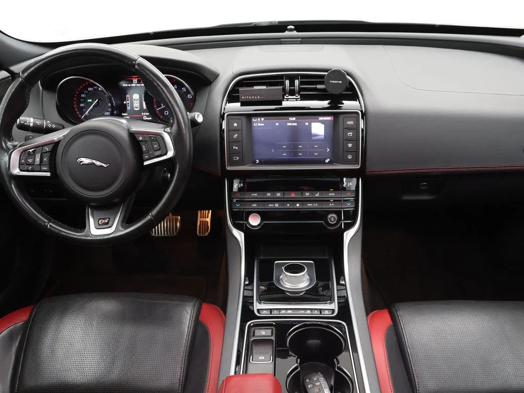 Jaguar-XE-image-11
