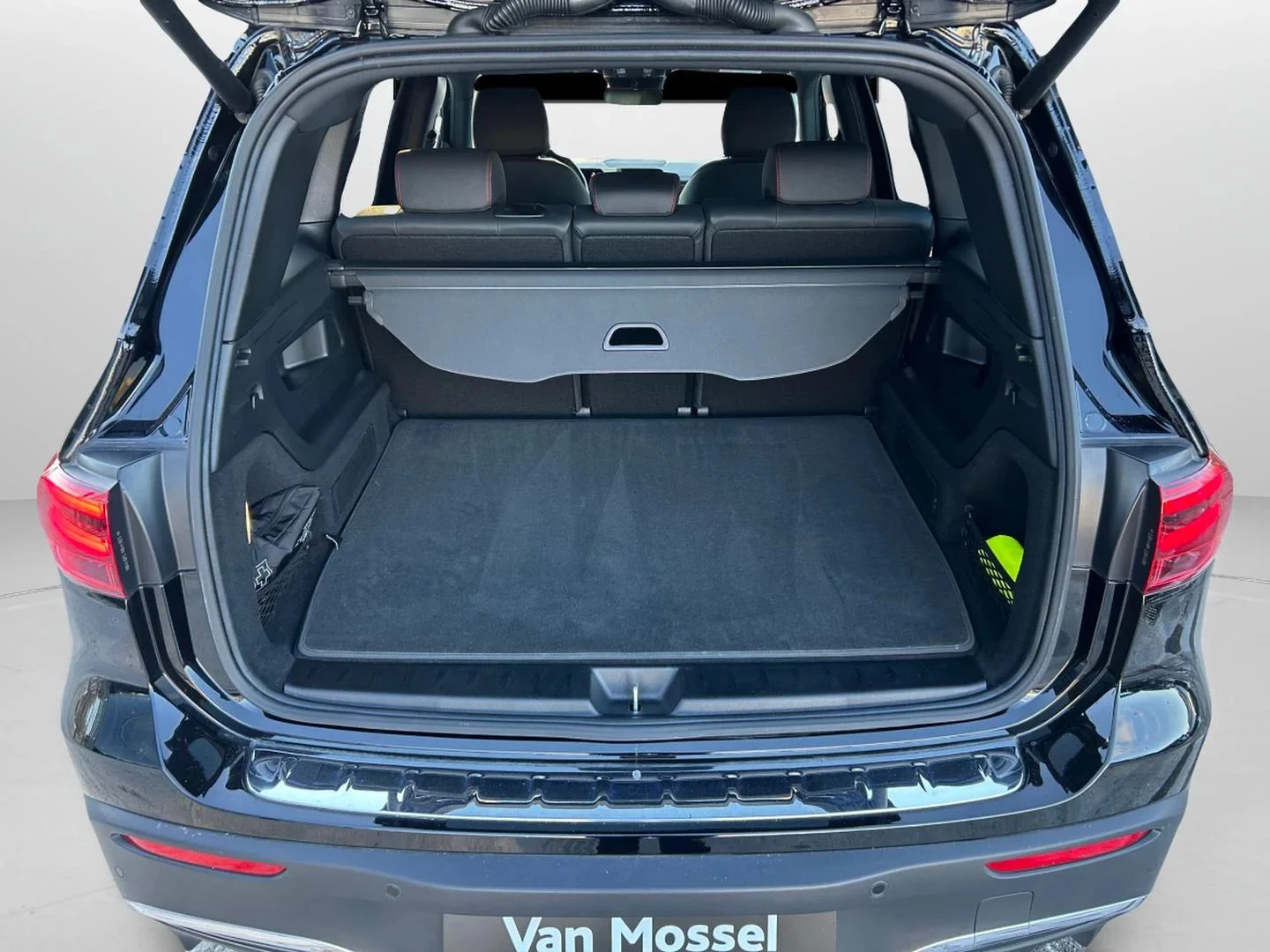 Mercedes-Benz-EQB-image-19