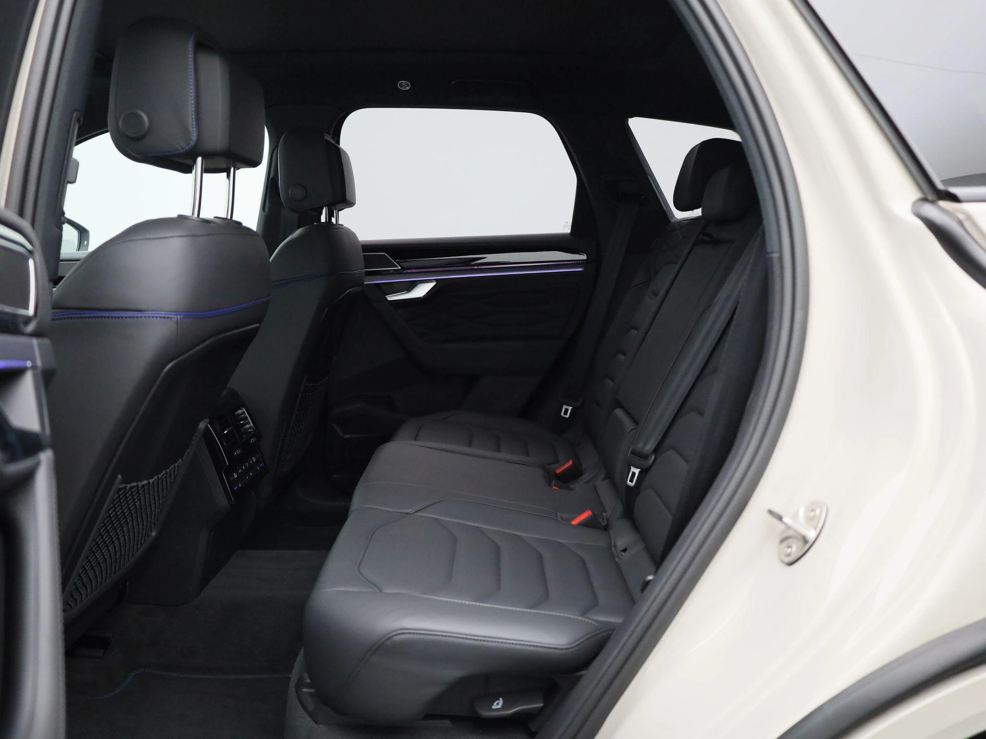 Volkswagen-Touareg-image-11
