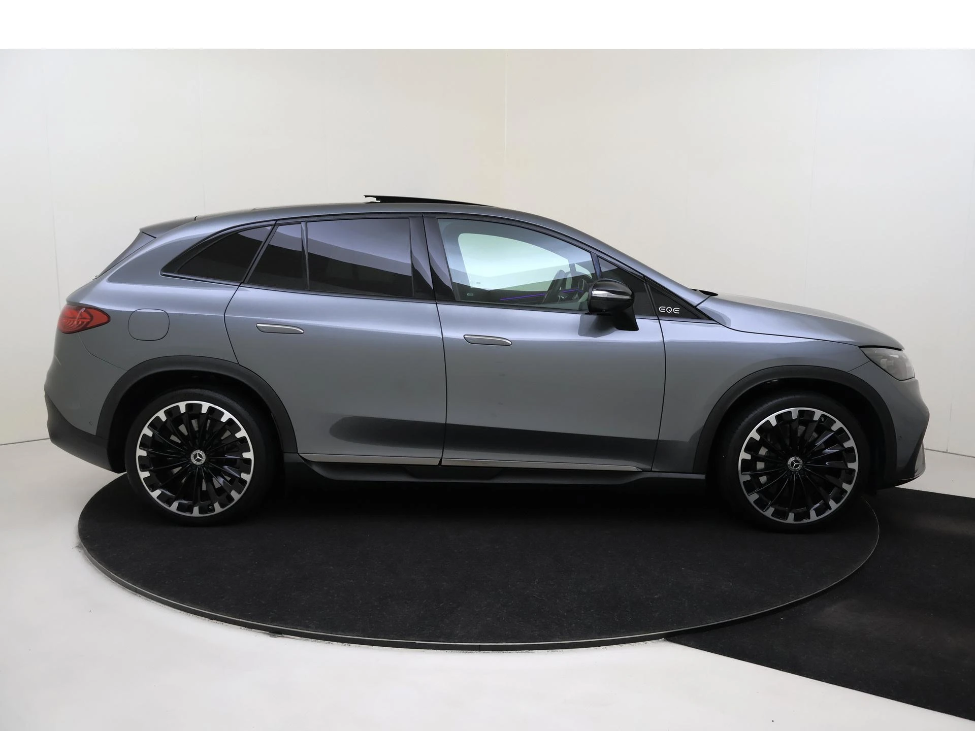 Mercedes-Benz-EQE-image-8