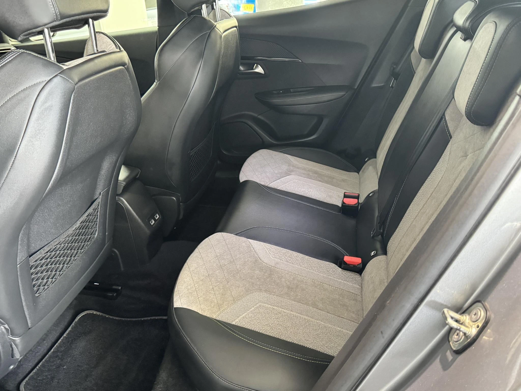 Peugeot-e-2008-image-25