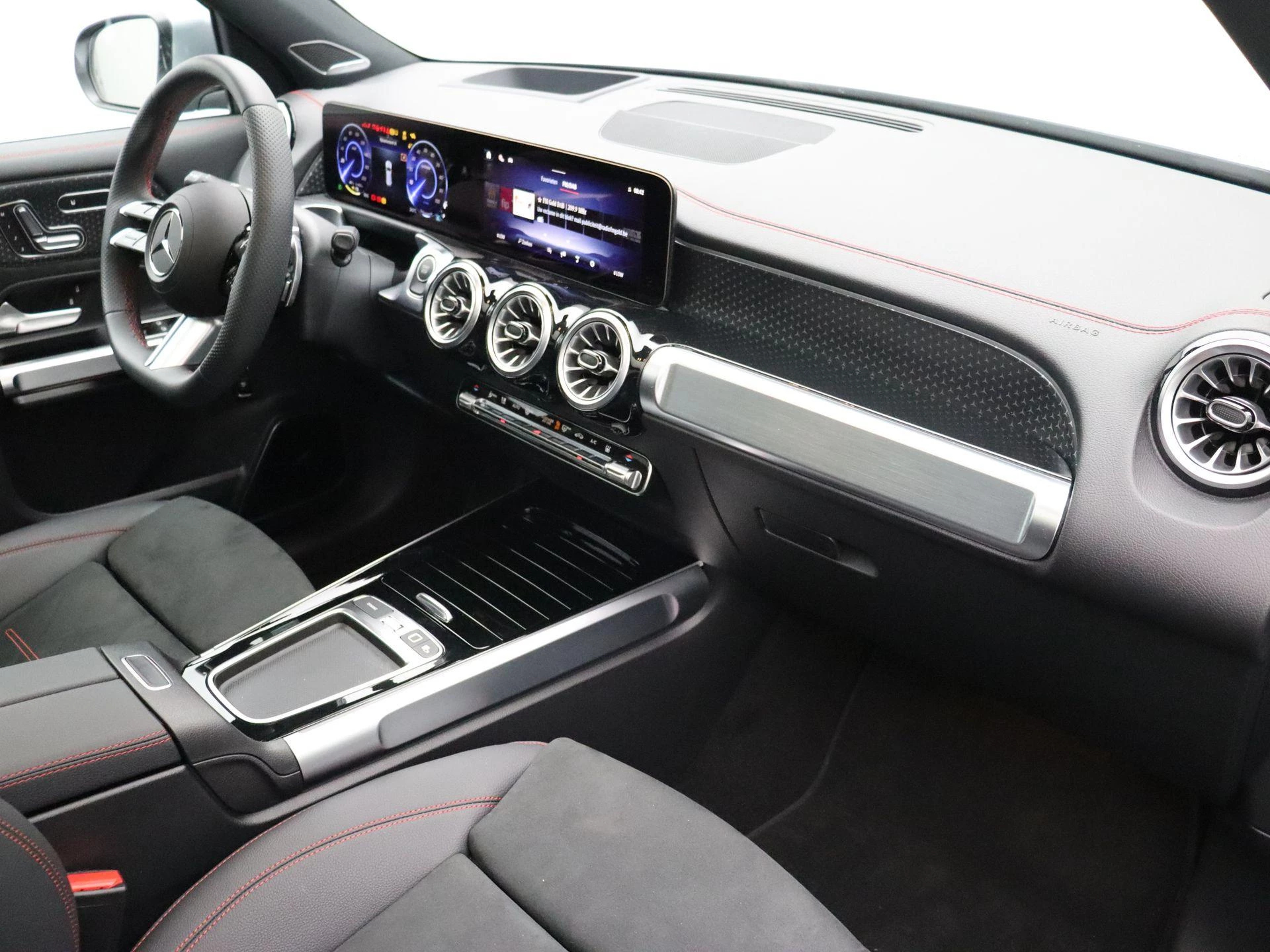Mercedes-Benz EQB 250+ Star Edition + PANO DAK + BURMESTER + HEAD UP + TREKHAAK +