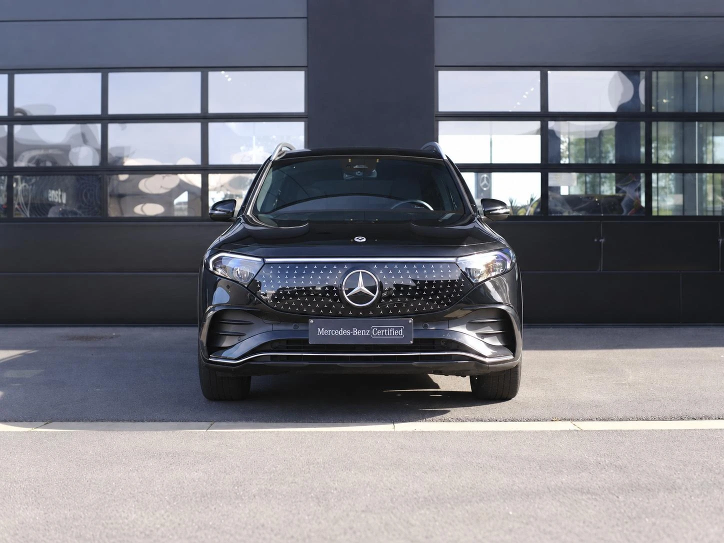 Mercedes-Benz-EQB-image-2
