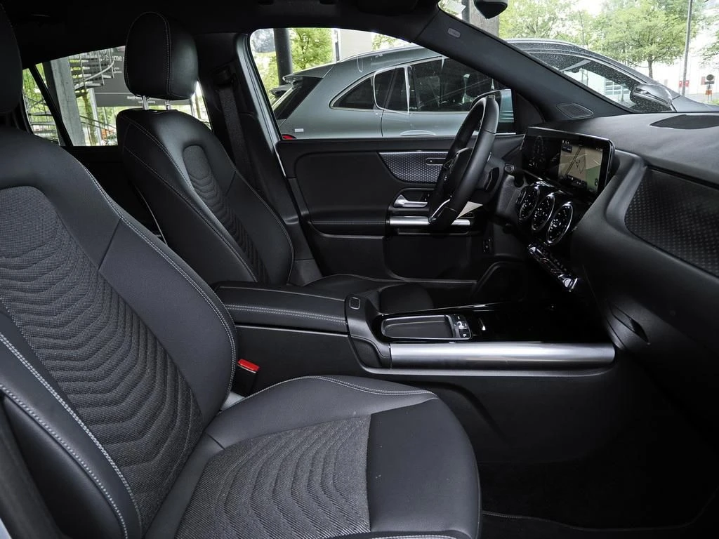 Mercedes-Benz-GLA 200 d-image-11