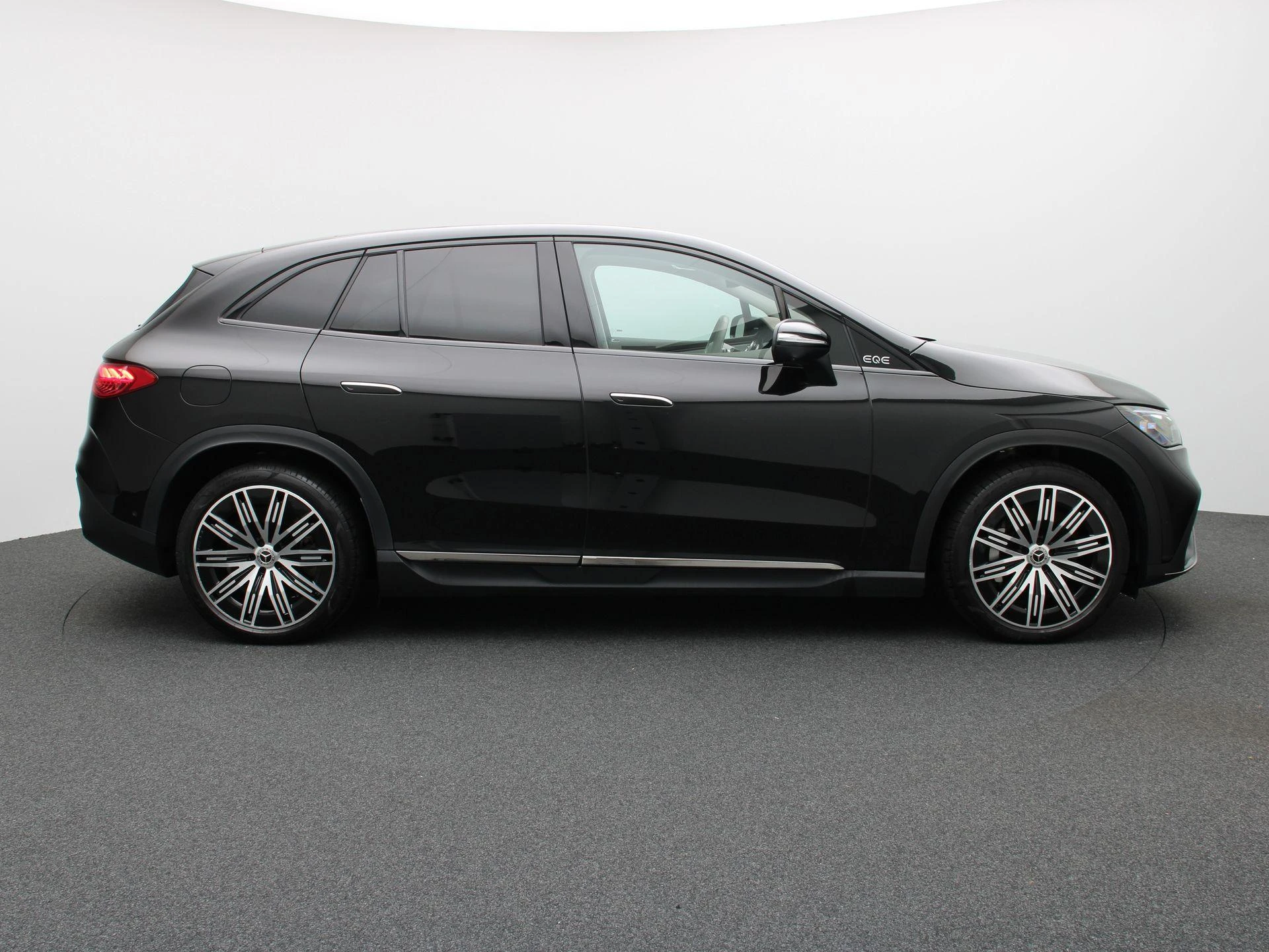 Mercedes-Benz-EQE-image-5