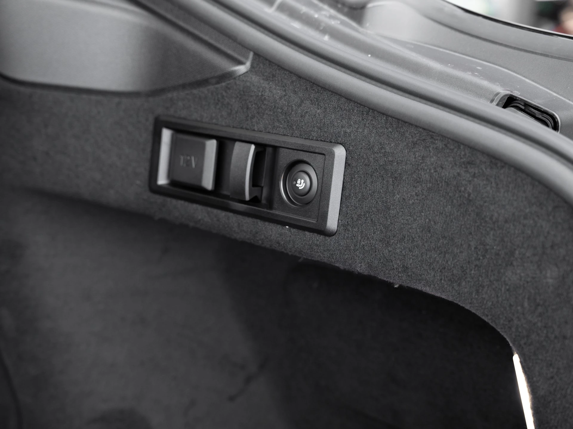 BMW-i4-image-27