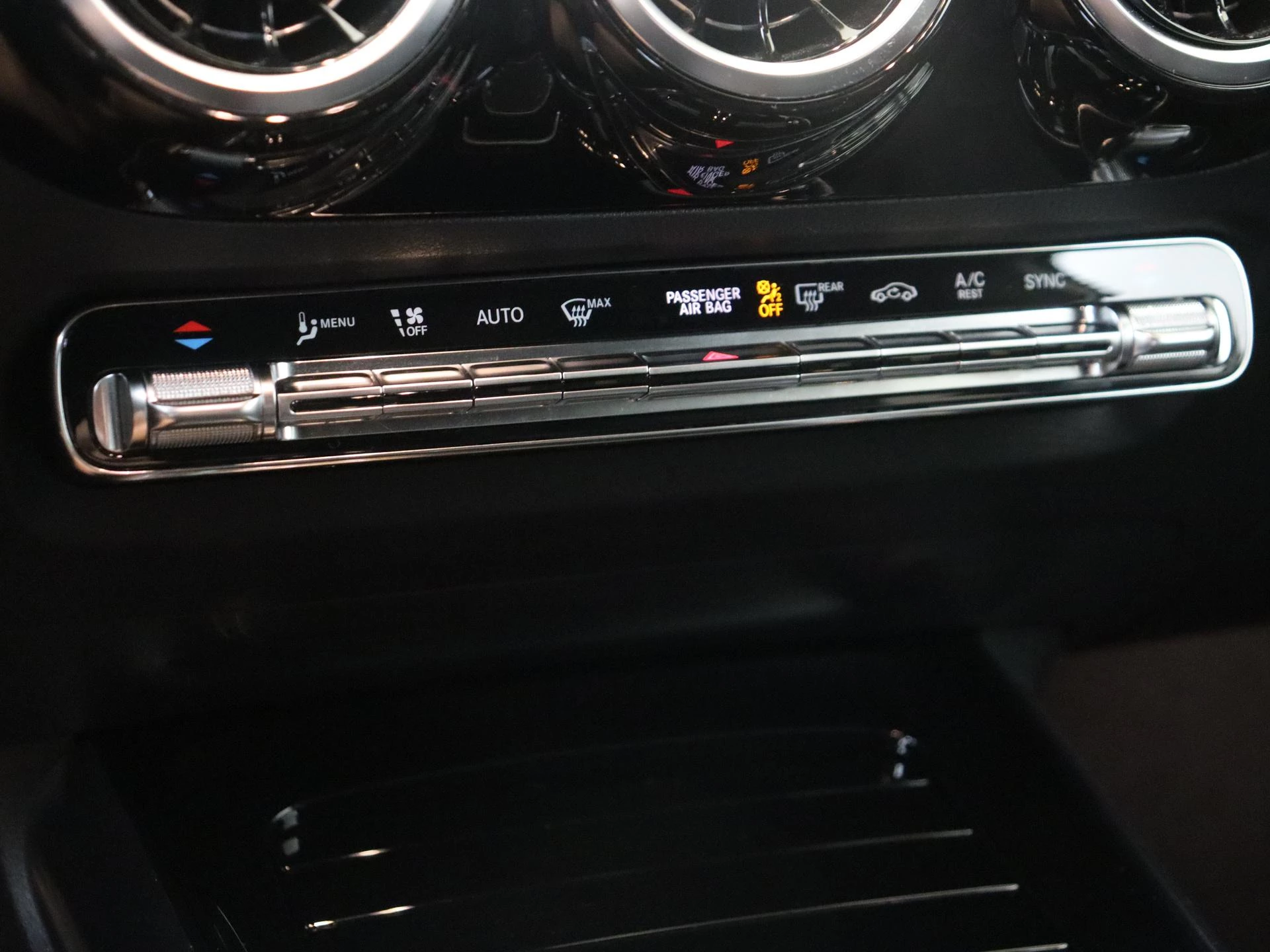 Mercedes-Benz-GLA-image-19