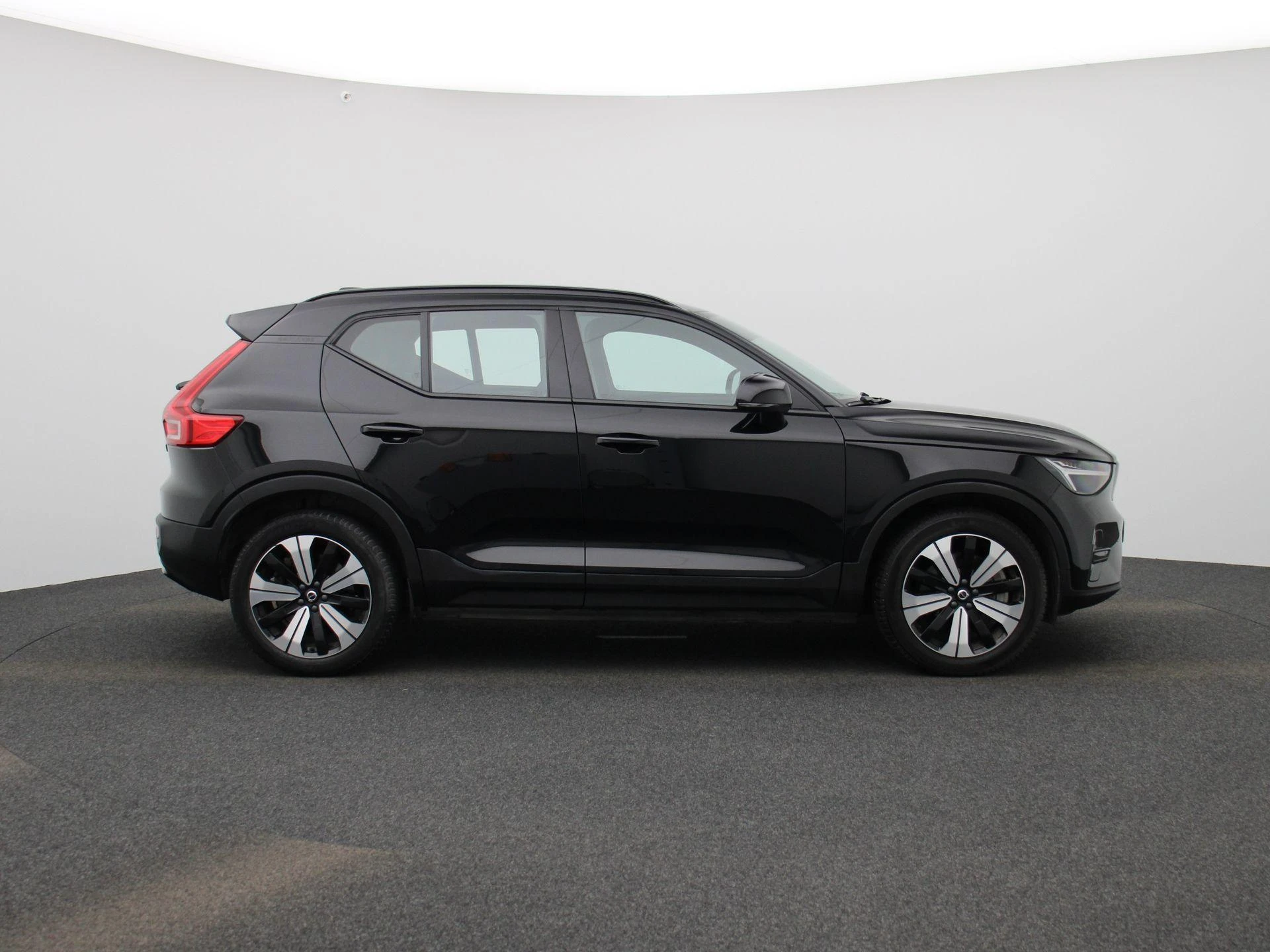 Volvo-EX40-image-5