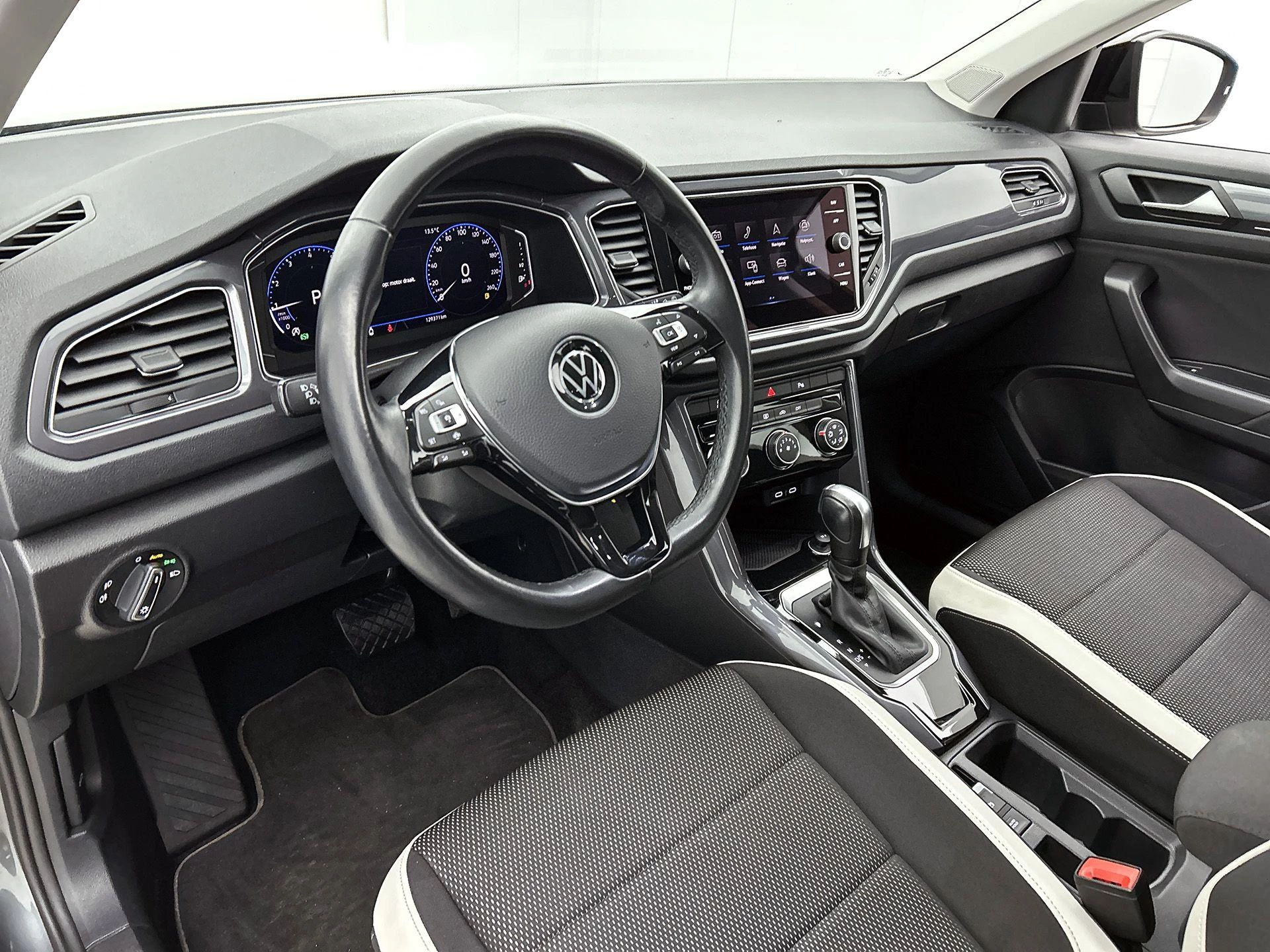 Volkswagen-T-Roc-image-19