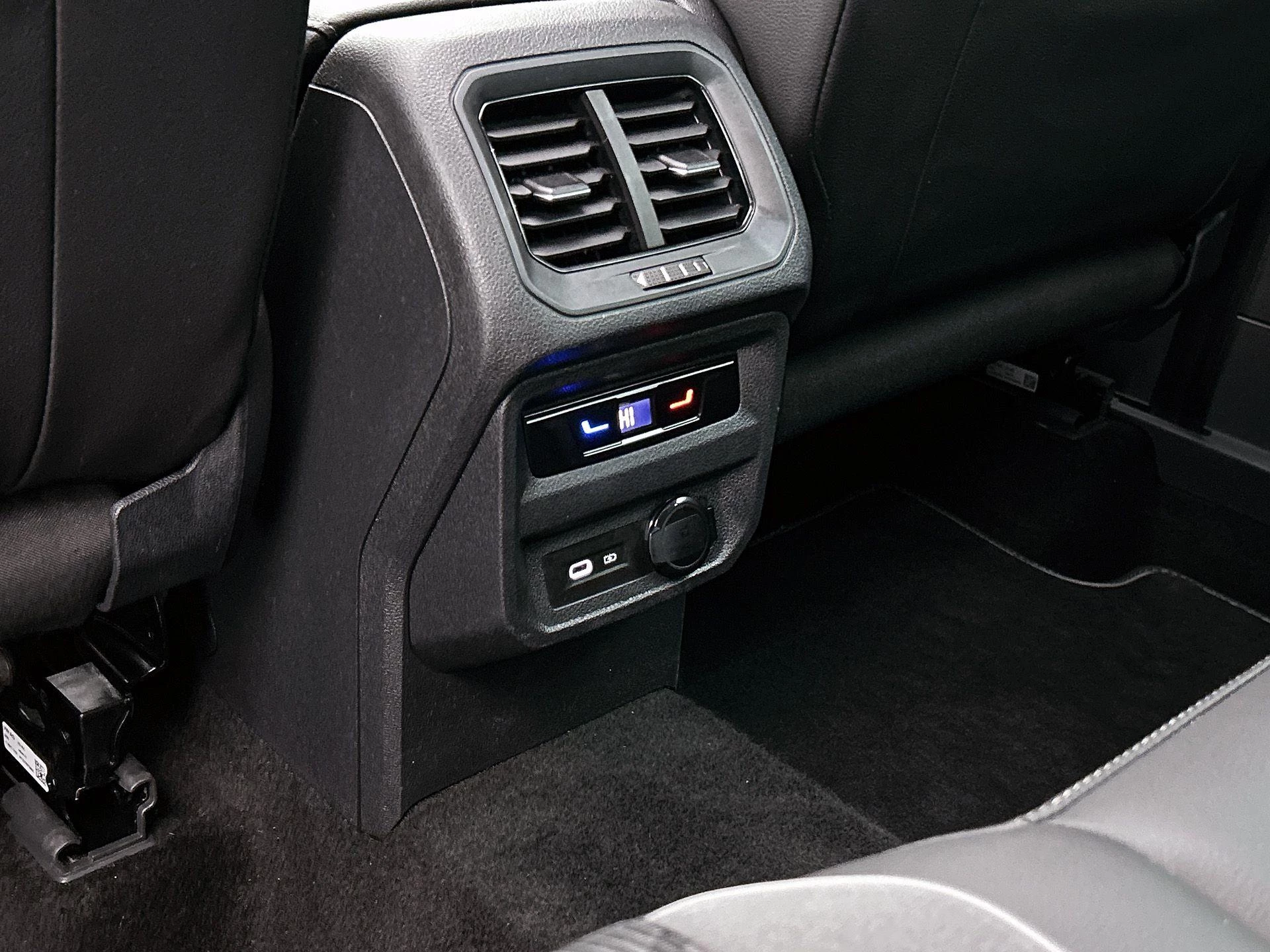 Volkswagen-Tiguan-image-9