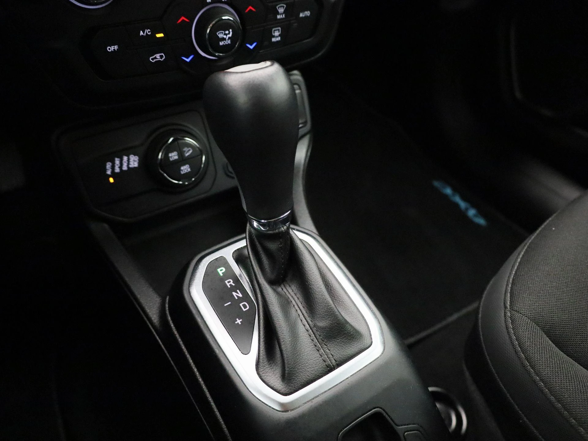 Jeep-Renegade-image-30