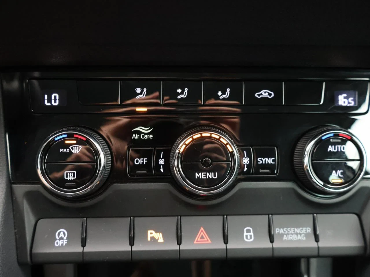 Škoda Karoq Karoq Clever 1.0 TSI 110PK *NAVI*BLTH*CRUISE*APP CONNECT*VERDUISTERDE RAMEN*CAMERA*..