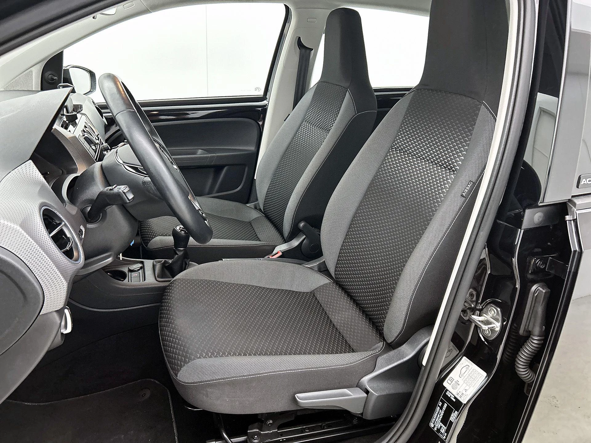 Volkswagen-up!-image-34