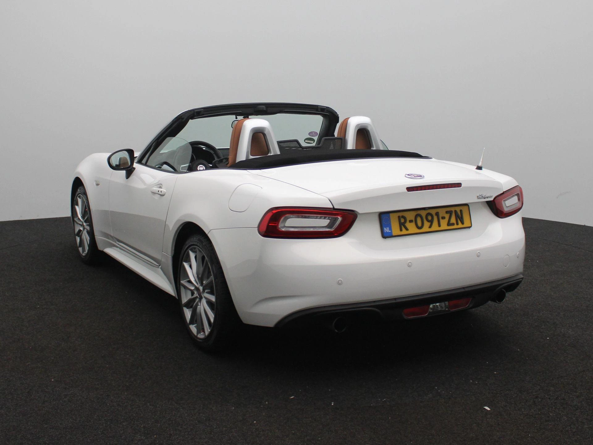 Fiat-124 Spider-image-2