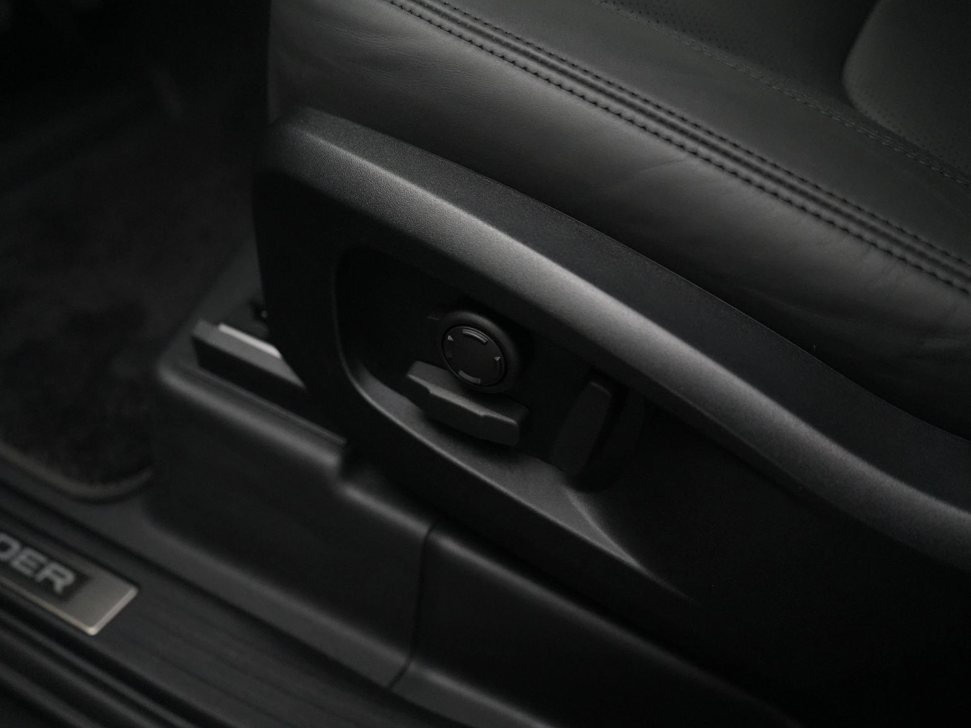 Land Rover-Defender-image-35