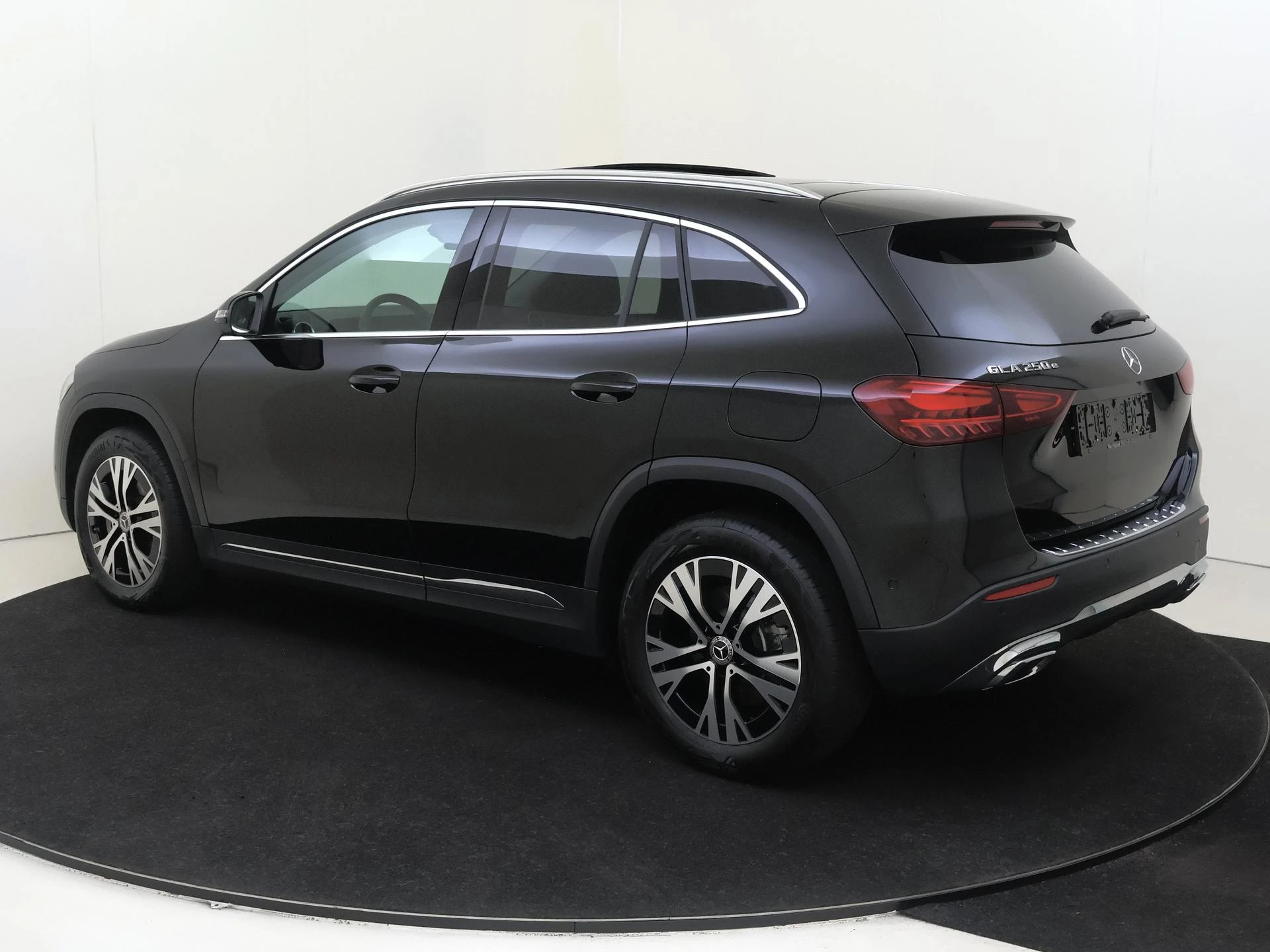 Mercedes-Benz-GLA-image-2
