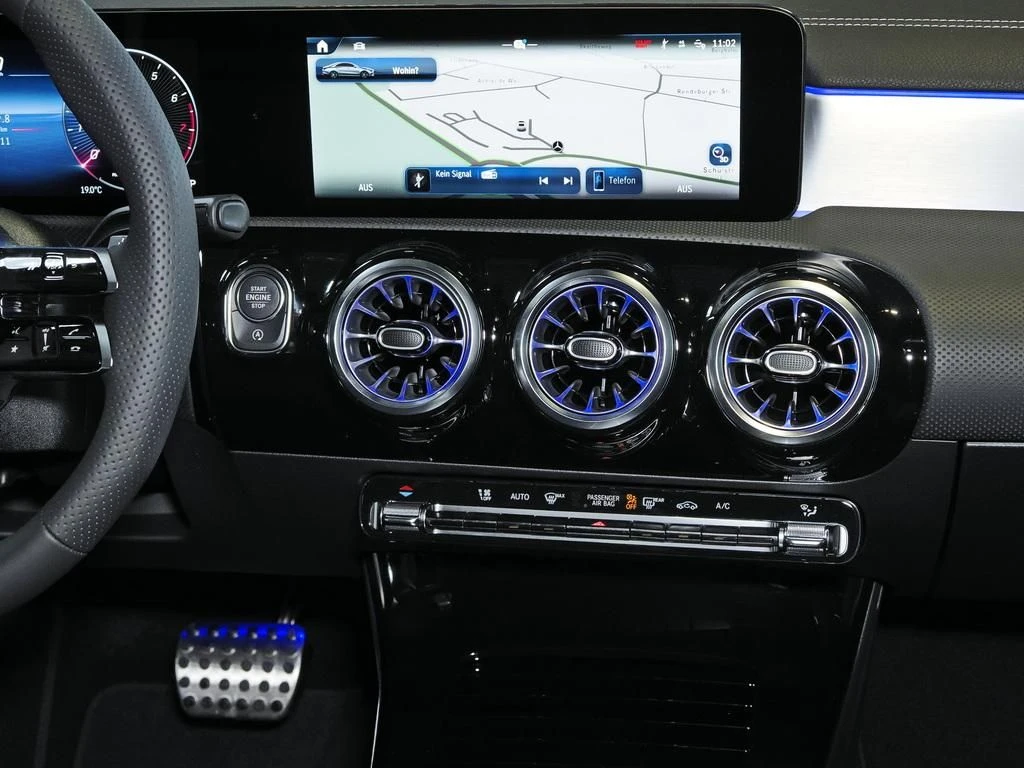 Mercedes-Benz-CLA 180-image-11