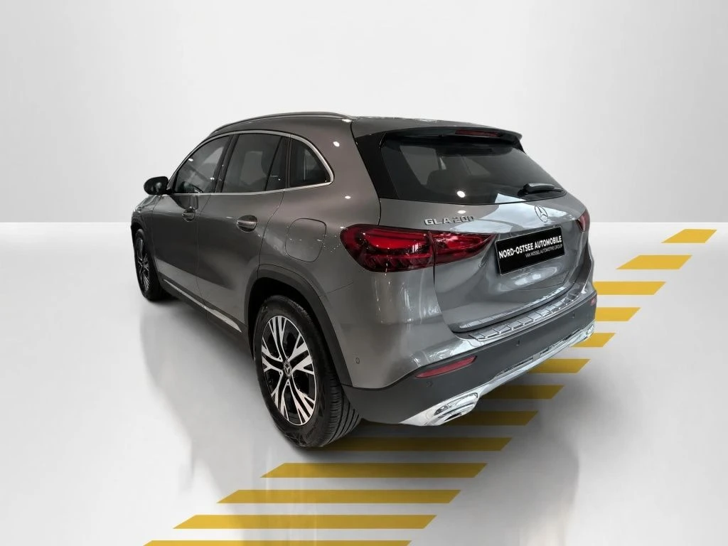 Mercedes-Benz-GLA 200-image-12