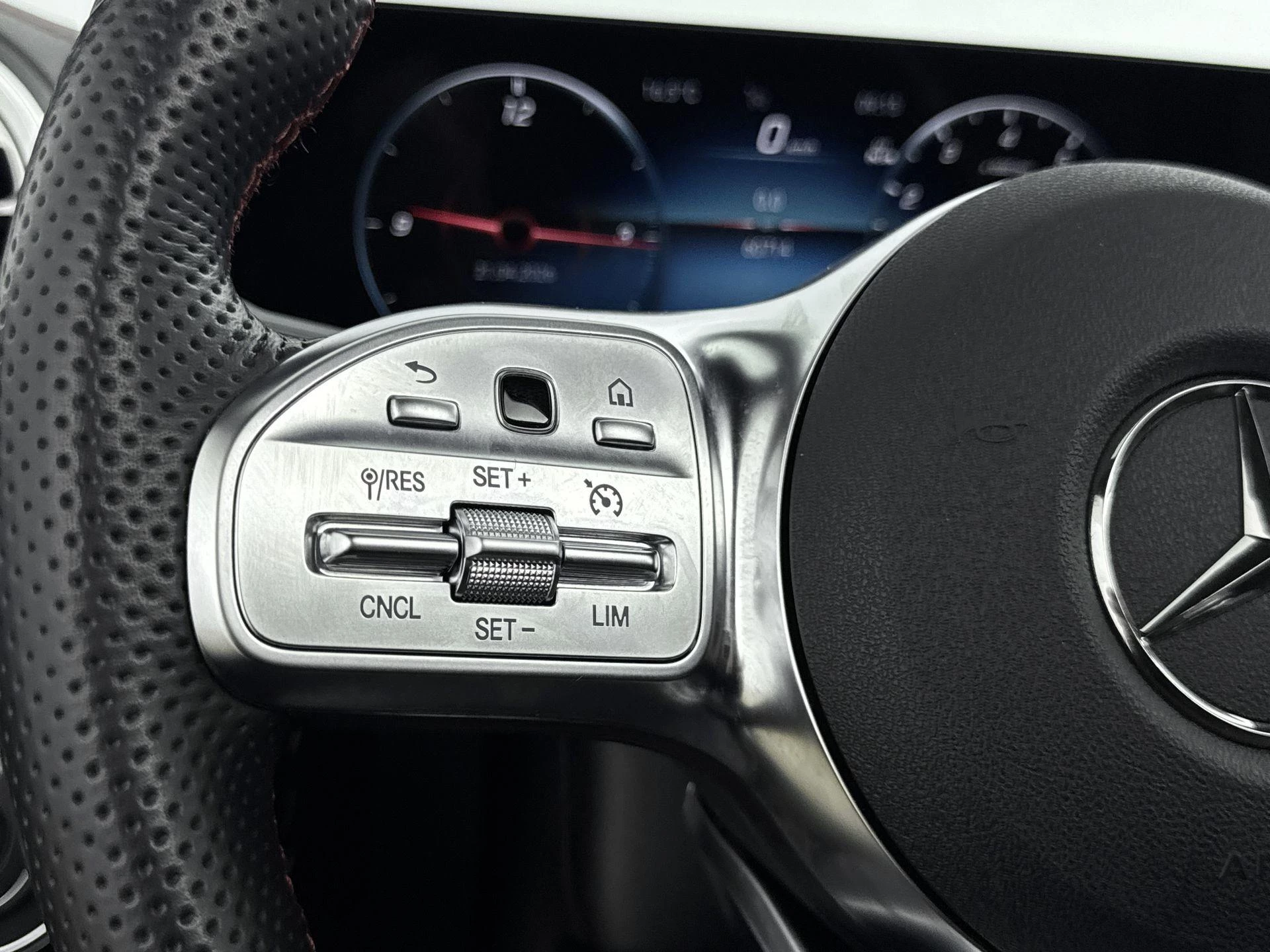 Mercedes-Benz-CLA-image-6