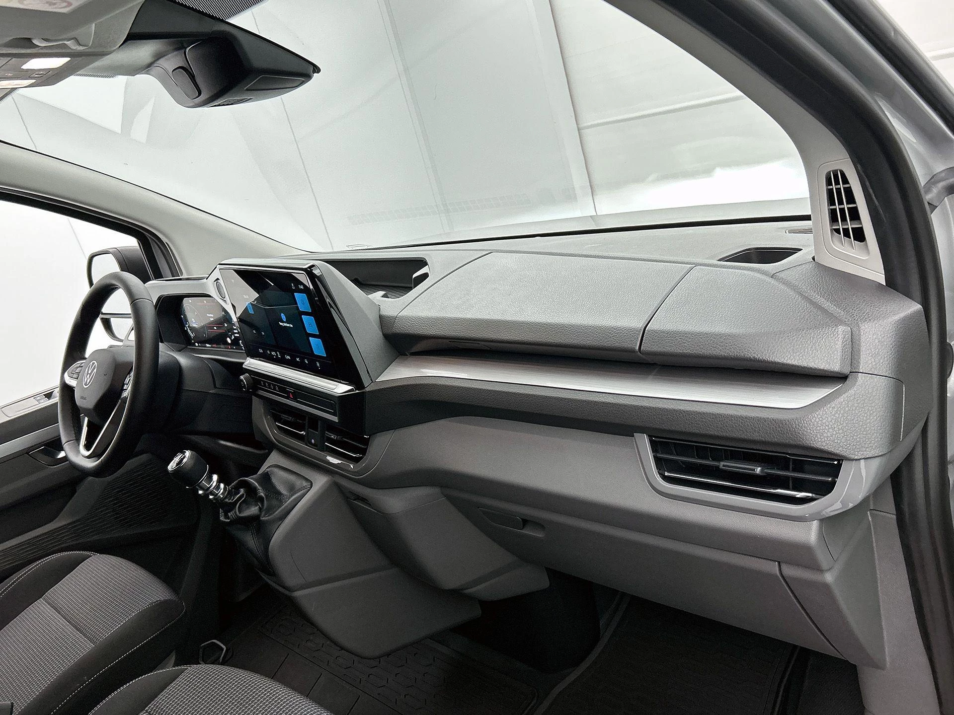 Volkswagen-Transporter-image-21