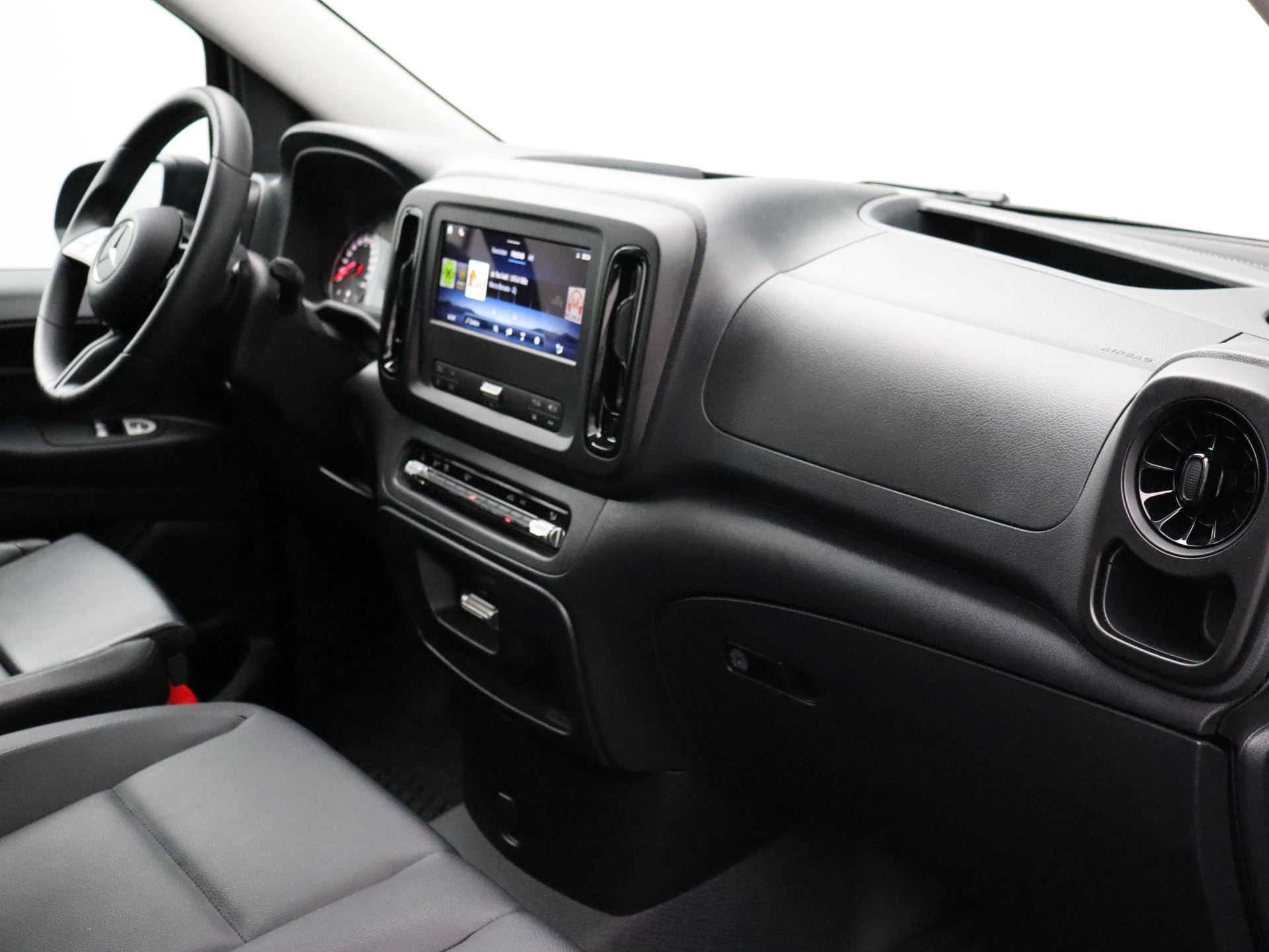 Mercedes-Benz-Vito-image-23
