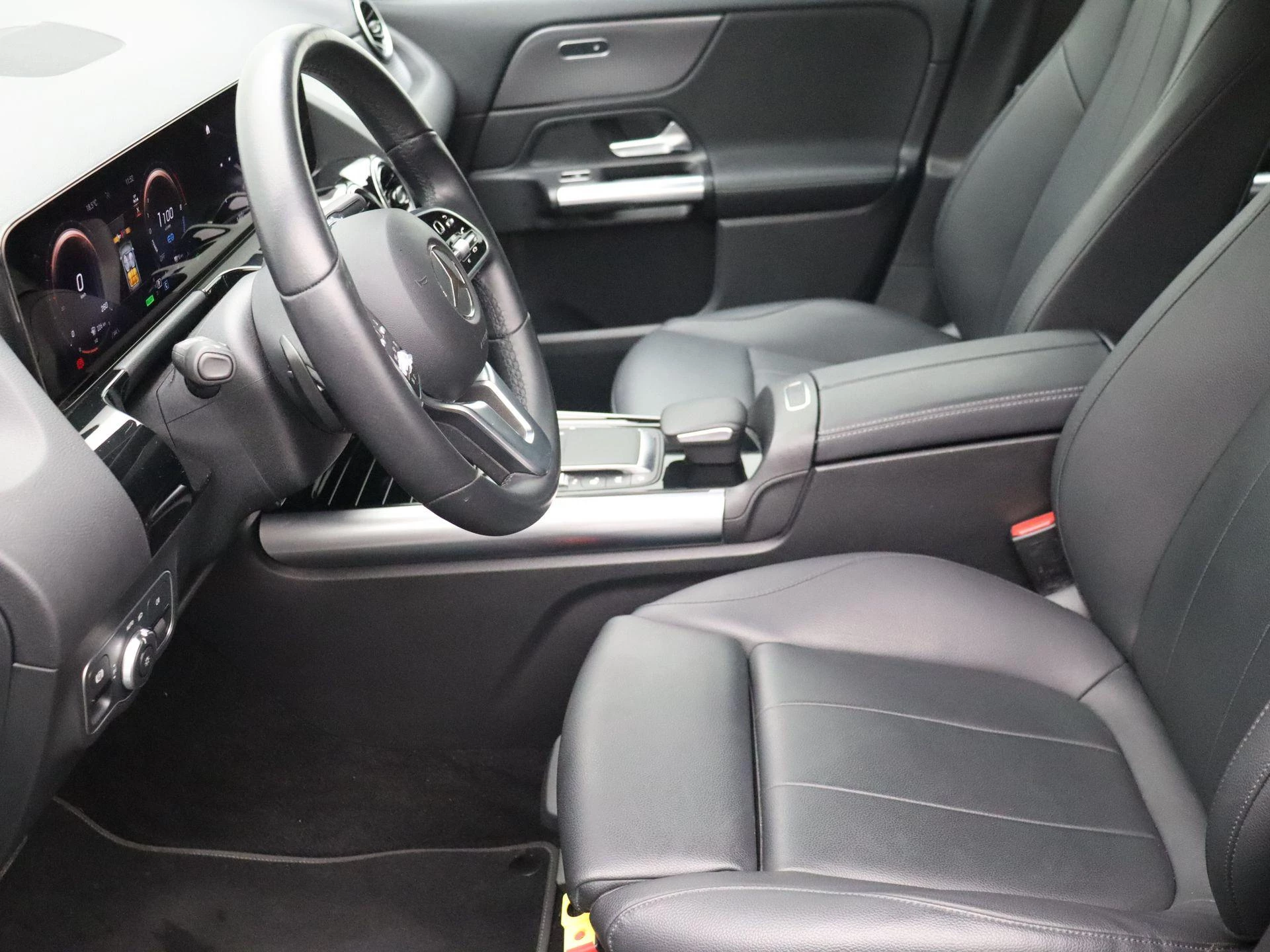 Mercedes-Benz GLA 250 e Luxury Line + LEDER + CARPLAY +