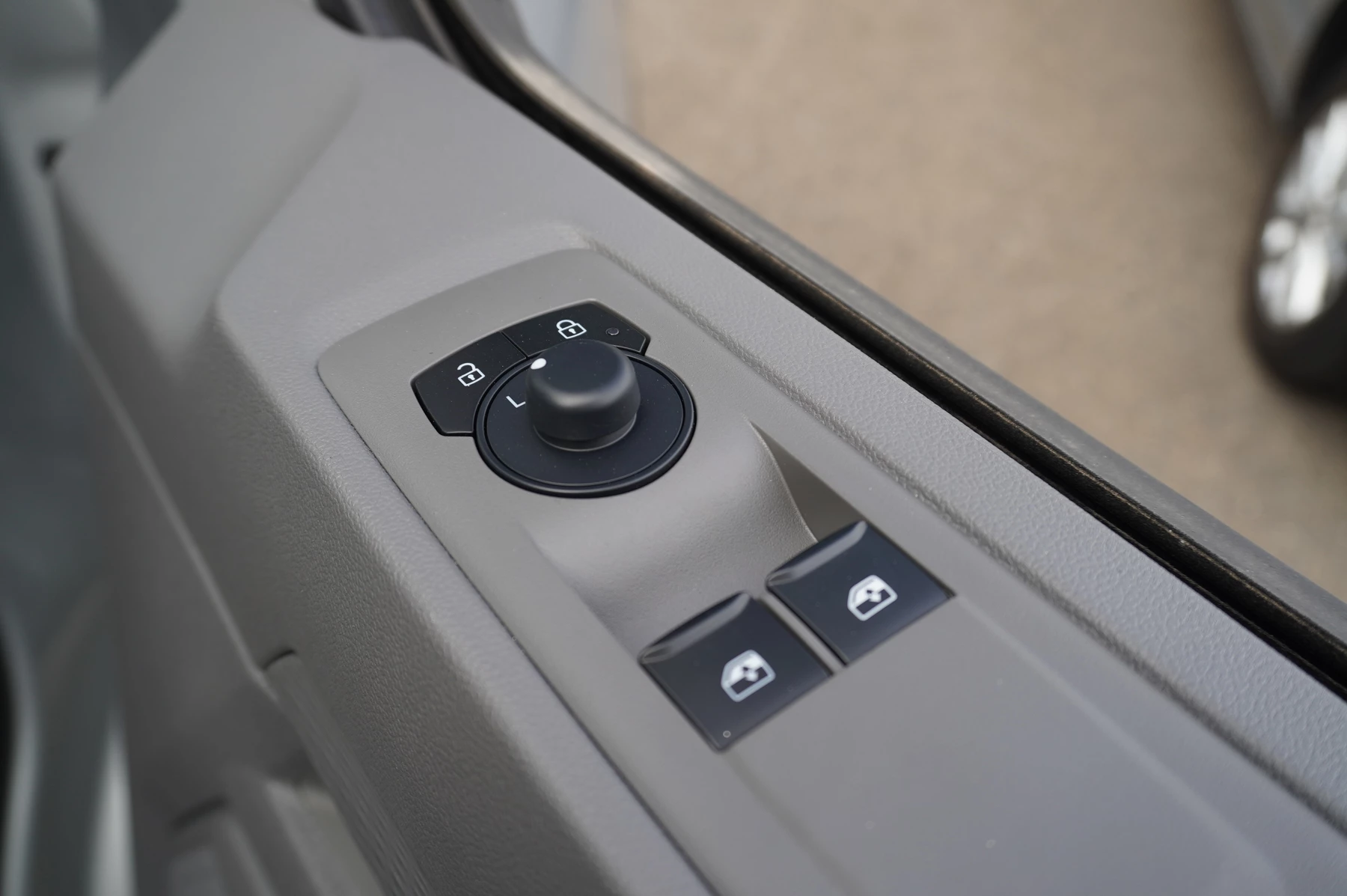 Volkswagen-Transporter-image-18