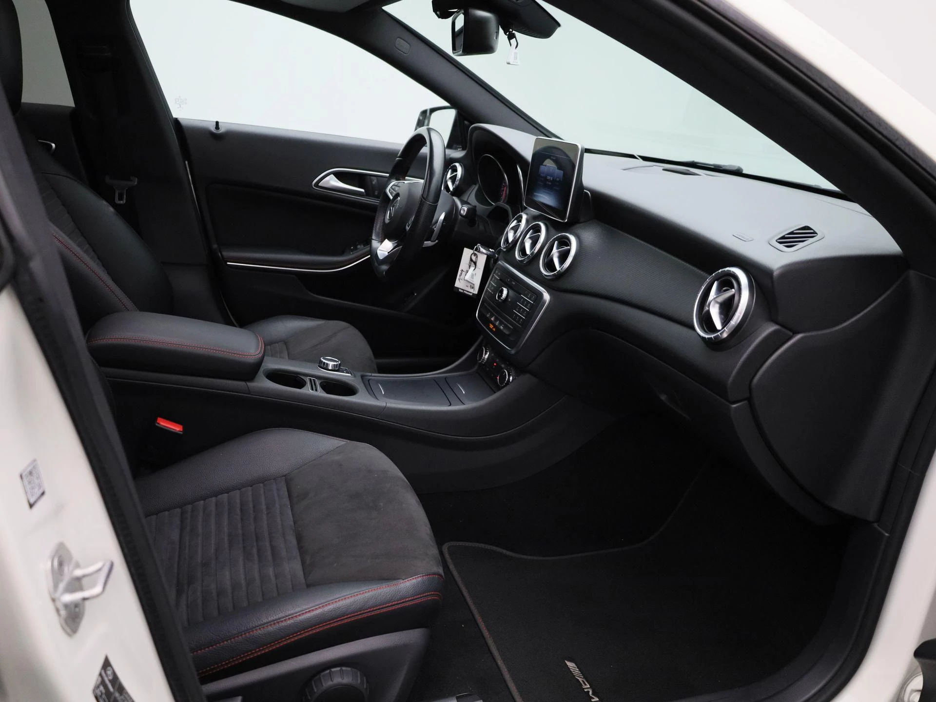 Mercedes-Benz-CLA-image-36