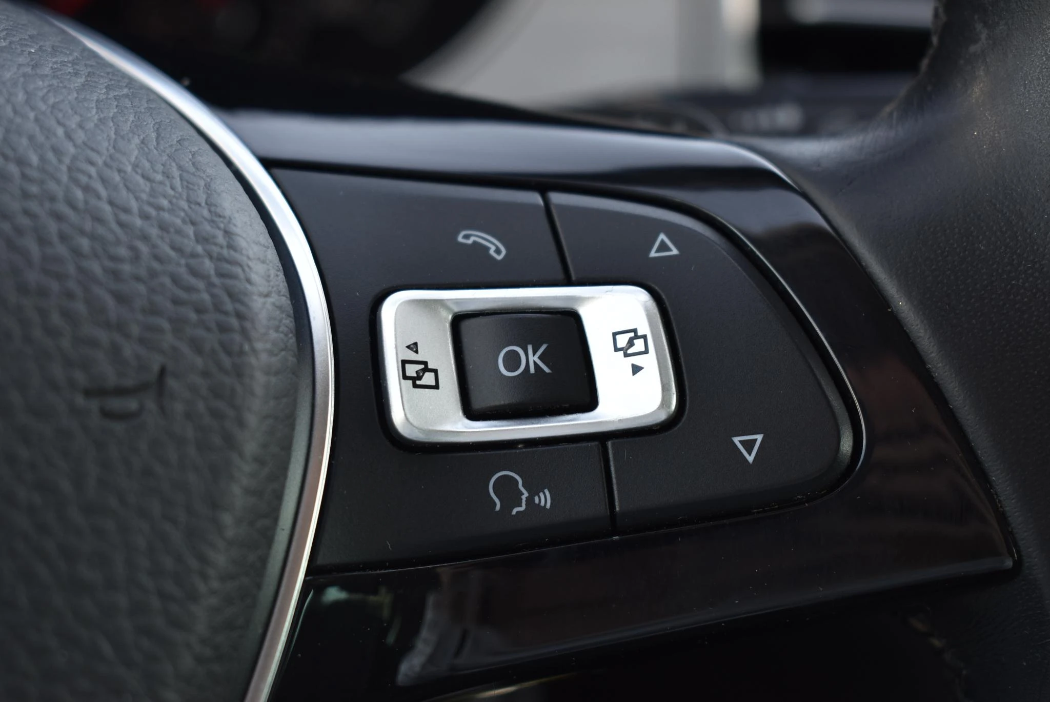 Volkswagen-Golf Sportsvan-image-24